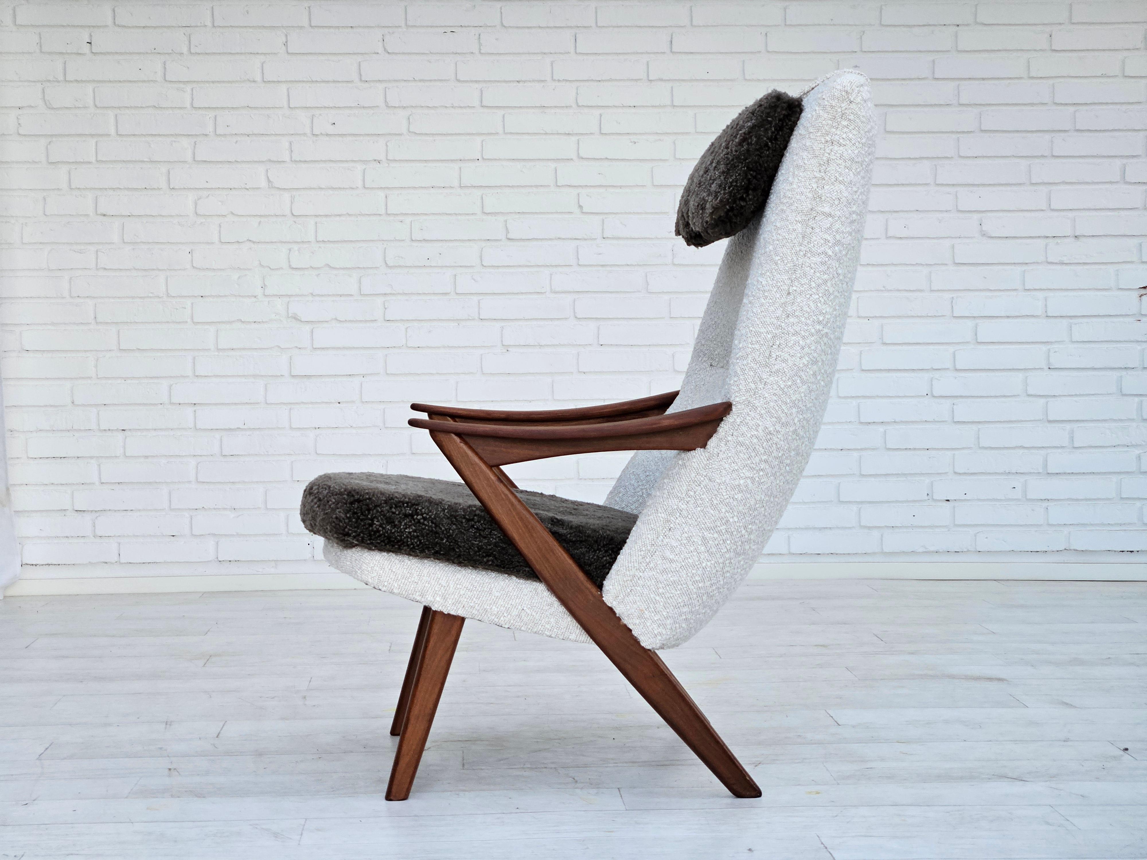 Suédois Années 1960, design scandinave, fauteuil retapissé, tissu de mobilier, peau de mouton. en vente