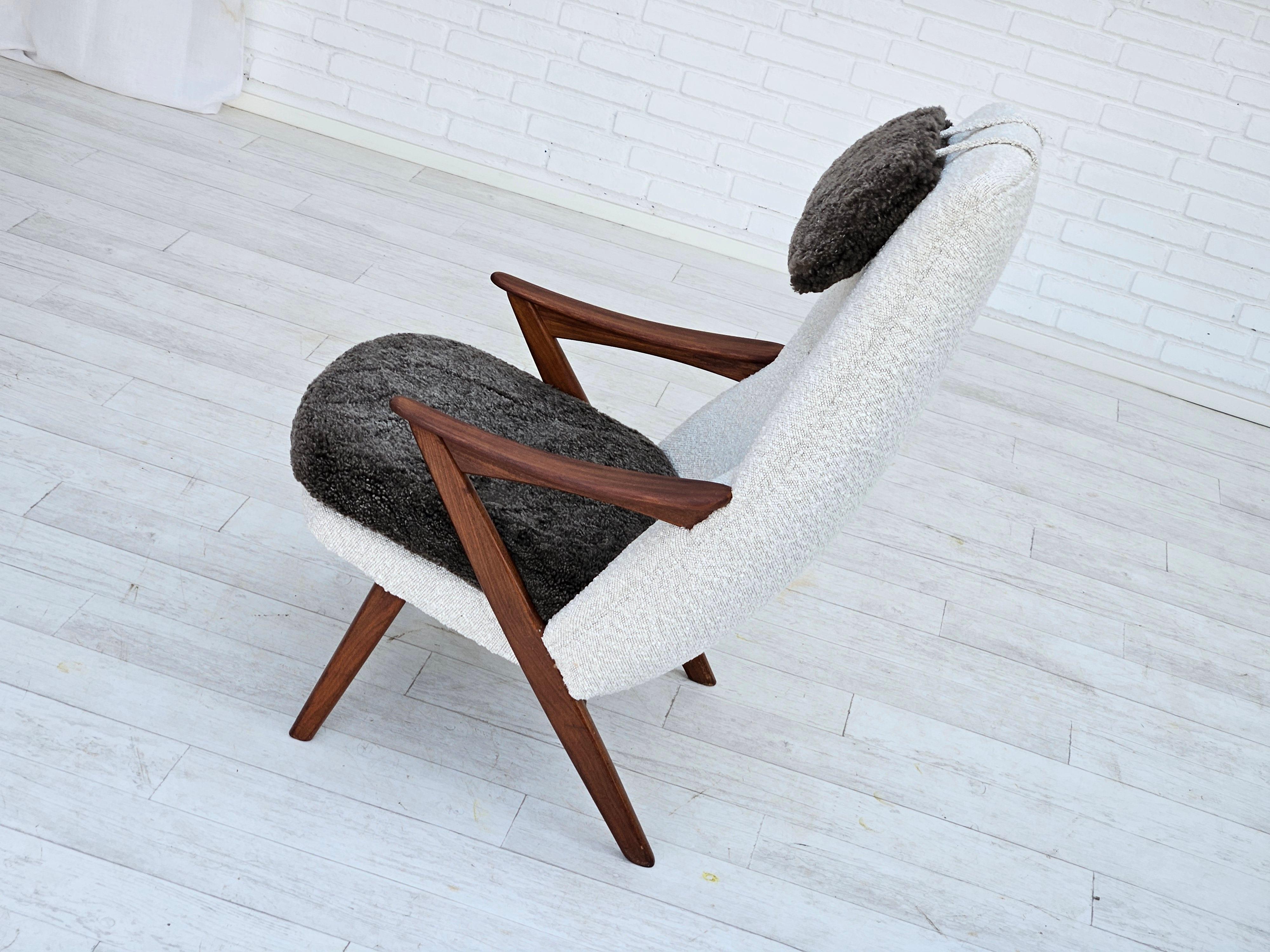 Milieu du XXe siècle Années 1960, design scandinave, fauteuil retapissé, tissu de mobilier, peau de mouton. en vente