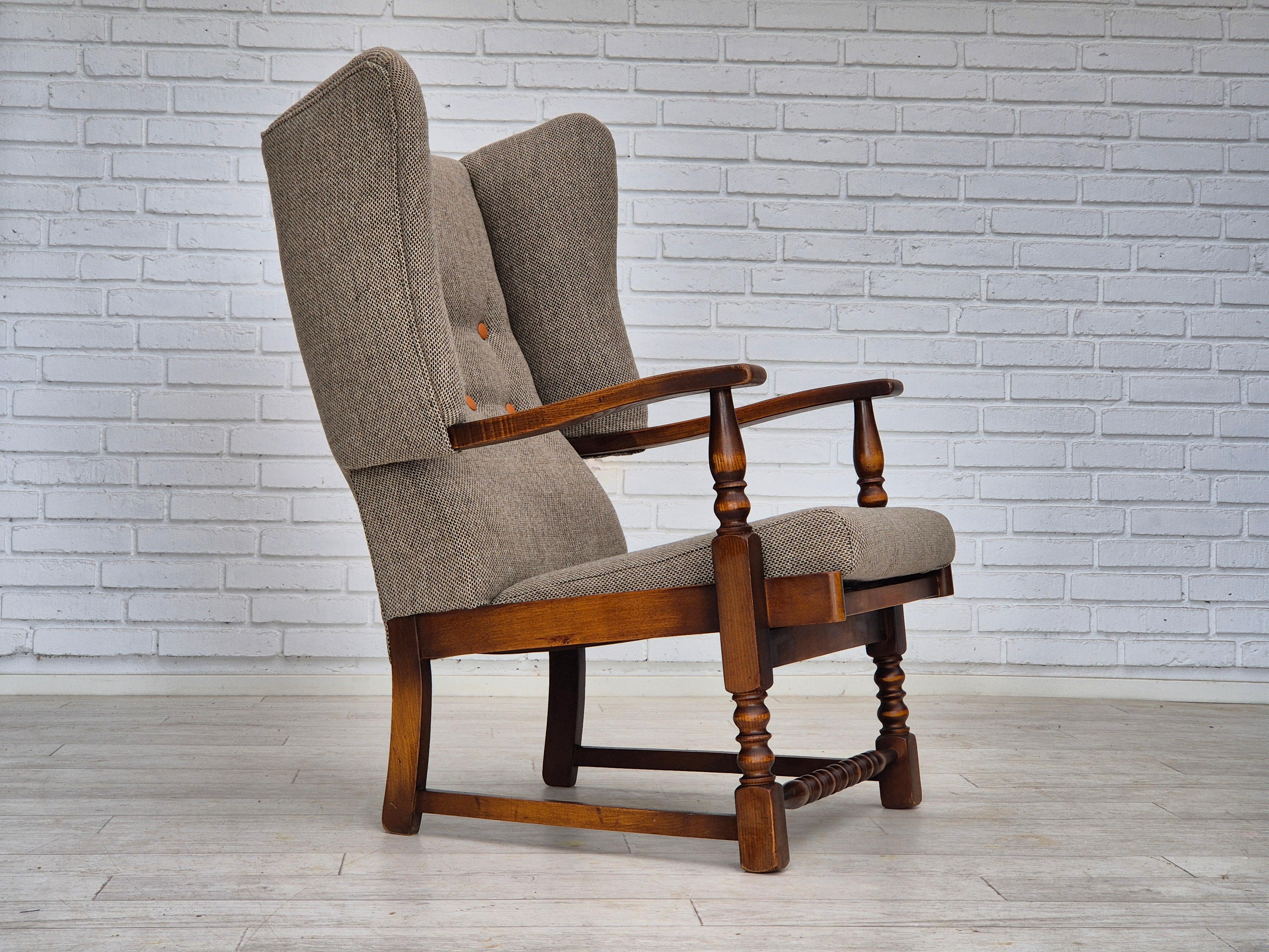 1960er Jahre, skandinavisches Design. Neu gepolsterter Hochlehner-Sessel aus hochwertiger Möbelwolle. Knöpfe aus Kunstleder, brandneue Sitzkissen, erneuertes Eichenholz. Hergestellt von einem dänischen oder schwedischen Möbelhersteller etwa in den
