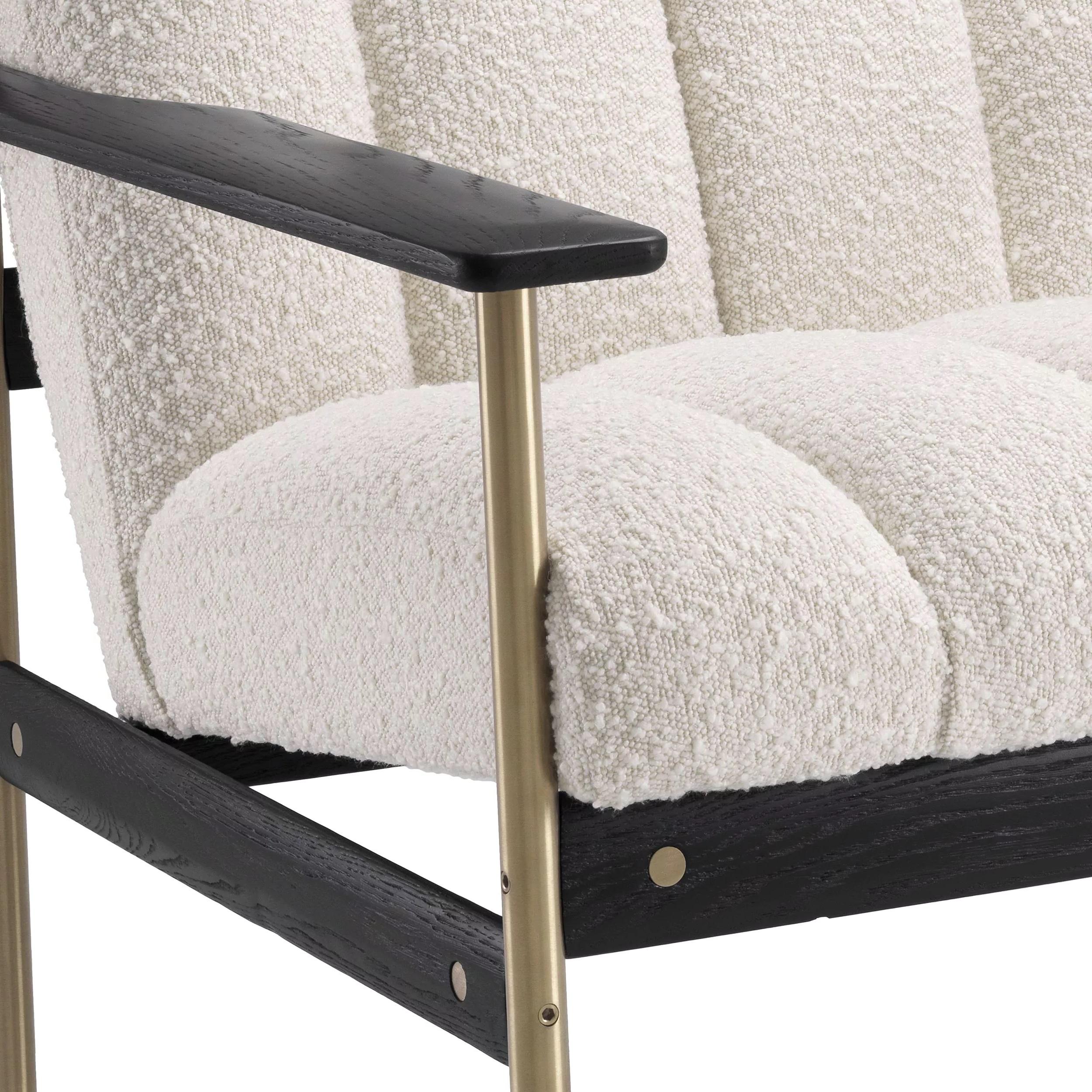 Sessel im skandinavischen Design der 1960er Jahre mit Messinggestell, schwarzen Holzoberflächen und Bouclé-Stoffrücken und -sitz.