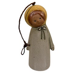 Campana per bambole scandinava degli anni '60 realizzata a mano in ceramica d'arte