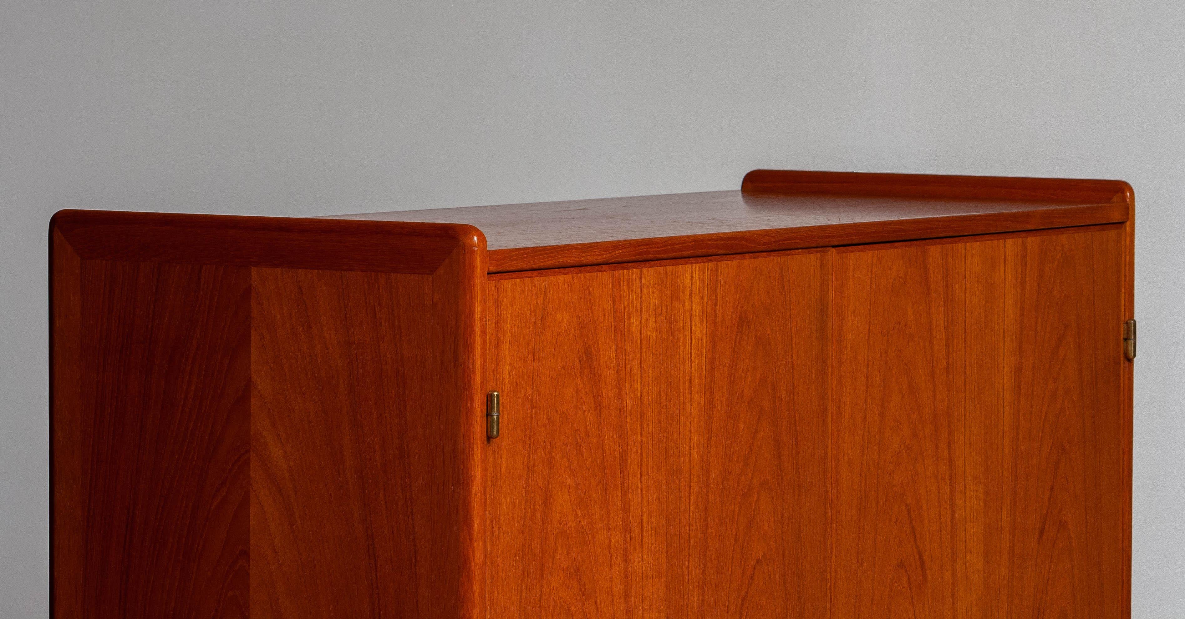 1960's Scandinavian House Keepers / Storage Cabinet in Teak and Oak by Westbergs In Good Condition In Silvolde, Gelderland