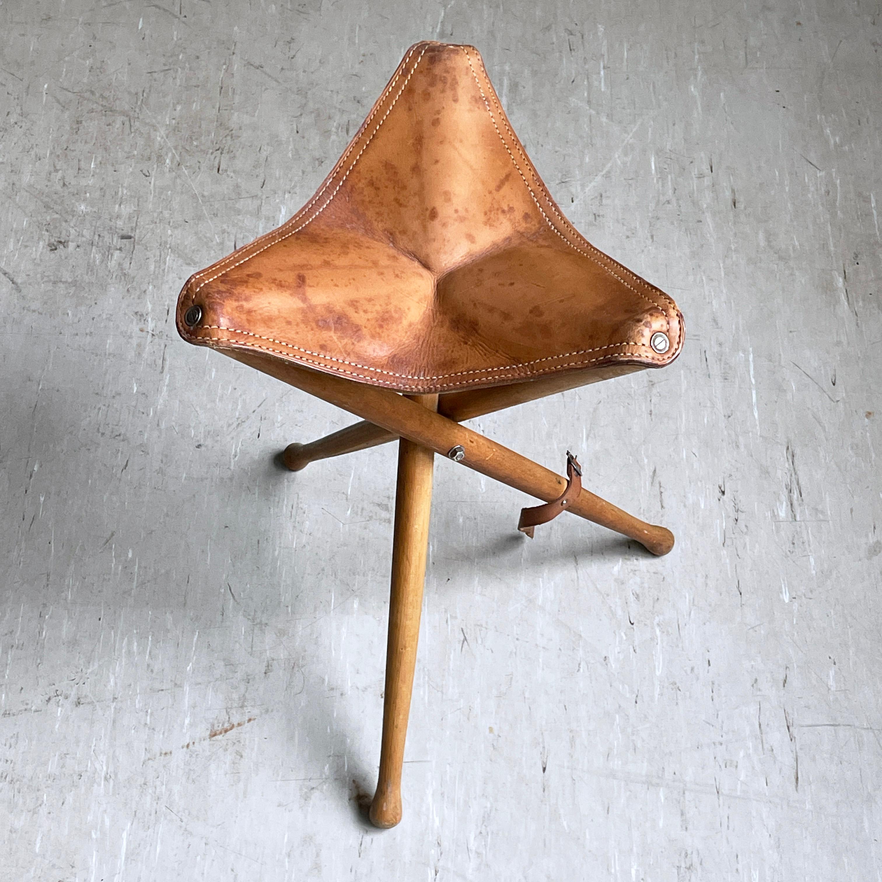 1960er Jahre Skandinavischer Safari-Hocker (Leder) im Angebot
