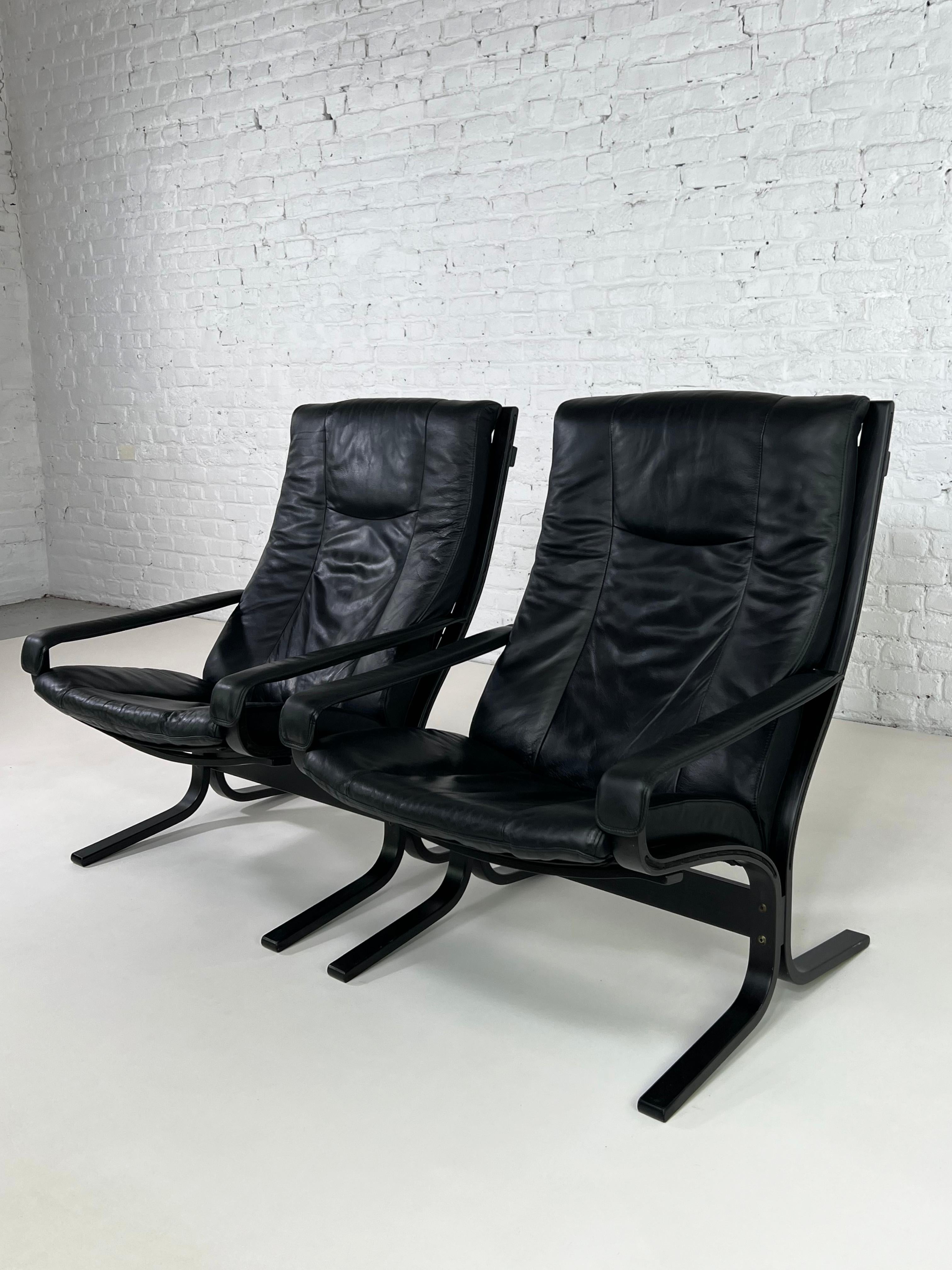 1960s Scandinavian Ingmar Relling design pair of siesta model black chairs composed of a black veneer bentwood and black leather cushions seats.