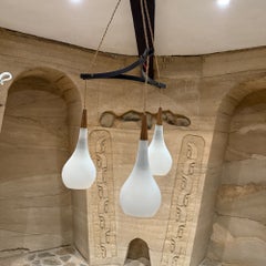 Lampada scandinava a sospensione a goccia degli anni '60 in vetro latte e teak I. Holm Denmark