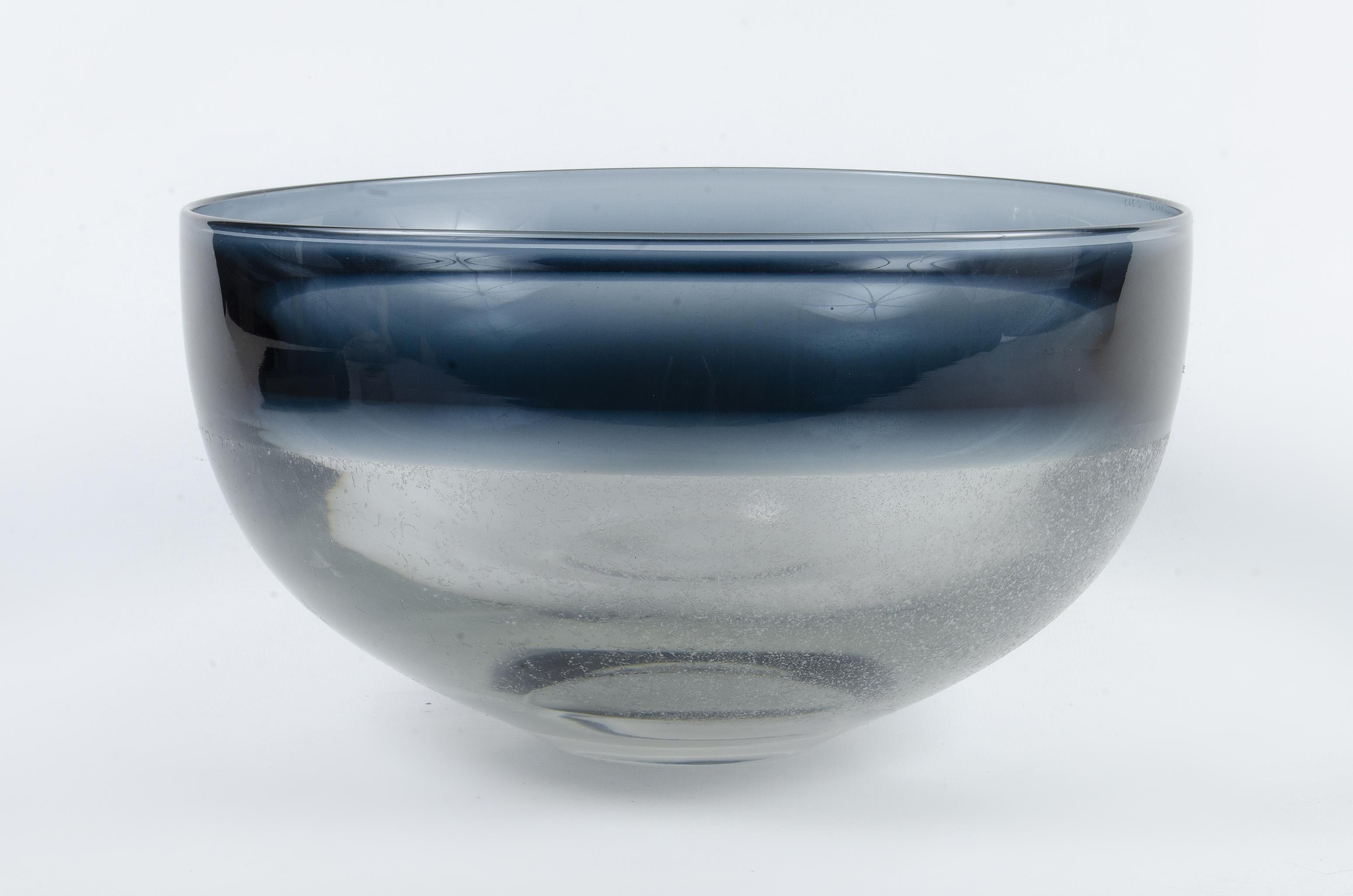 Scandinavo moderno 1960s Scandinavian Modern Blue-Tinted Art Glass Bowl by Timo Sarpaneva, Finland in vendita