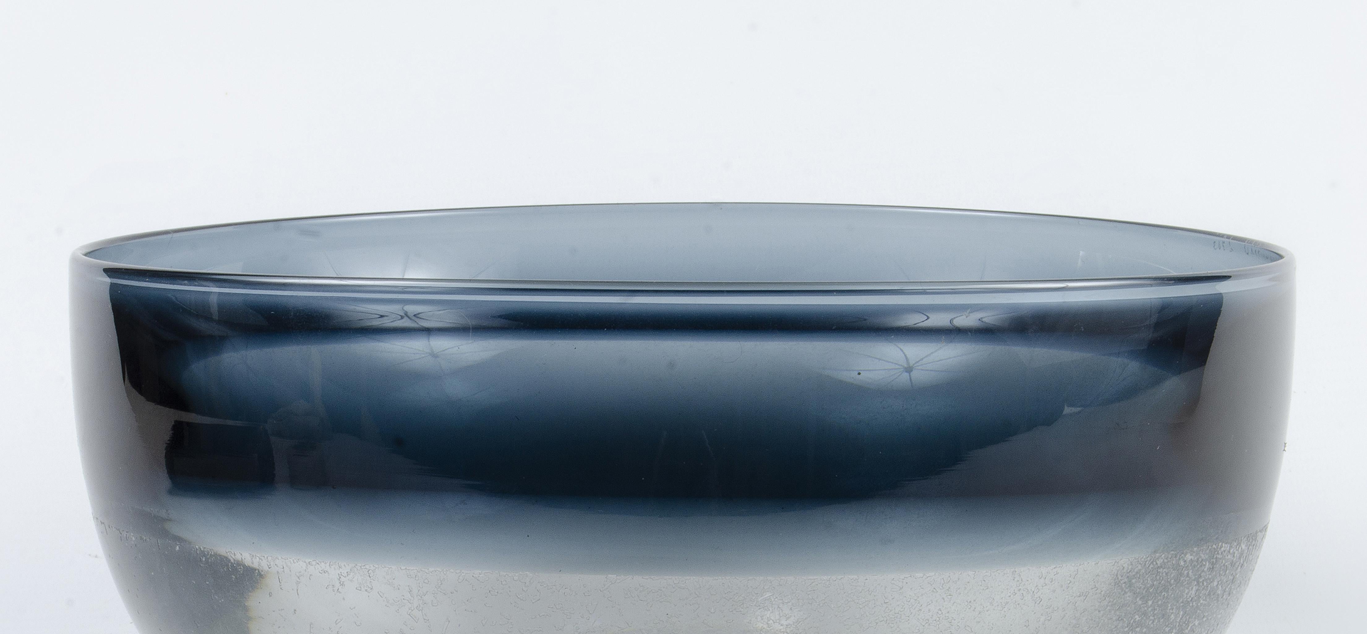 Finlandese 1960s Scandinavian Modern Blue-Tinted Art Glass Bowl by Timo Sarpaneva, Finland in vendita