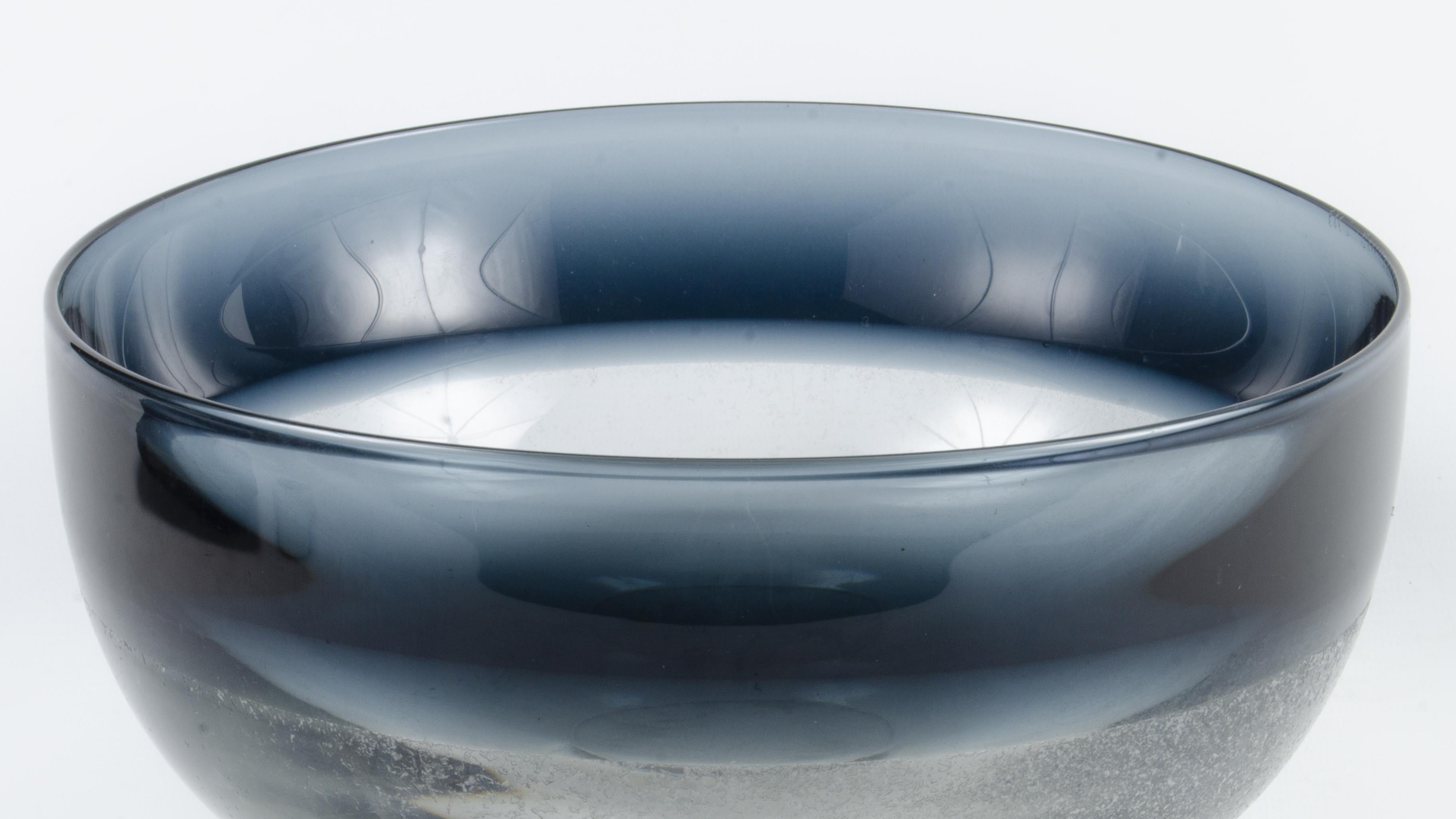 Fatto a mano 1960s Scandinavian Modern Blue-Tinted Art Glass Bowl by Timo Sarpaneva, Finland in vendita
