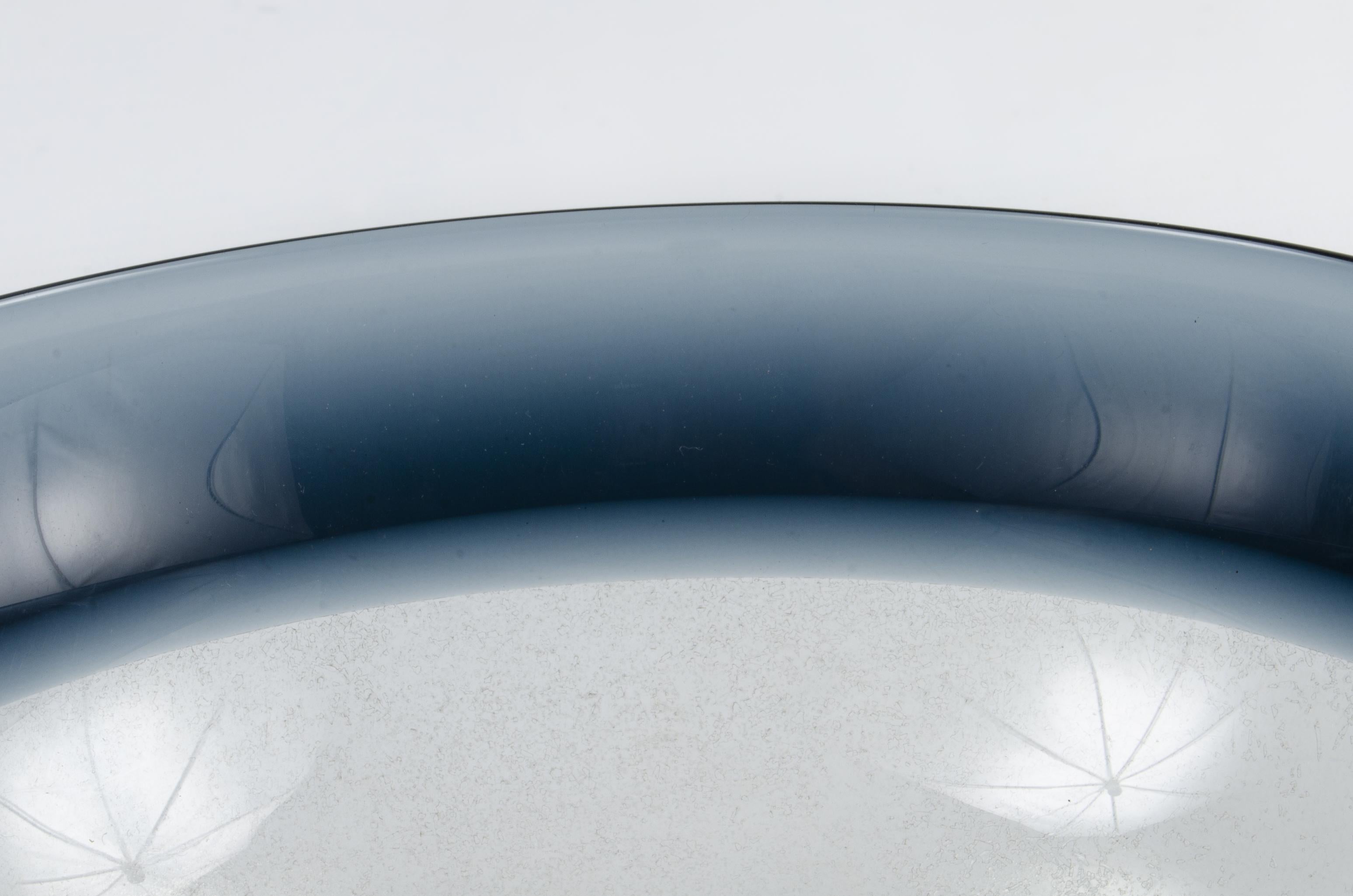 1960s Scandinavian Modern Blue-Tinted Art Glass Bowl by Timo Sarpaneva, Finland In condizioni buone in vendita a North Miami, FL