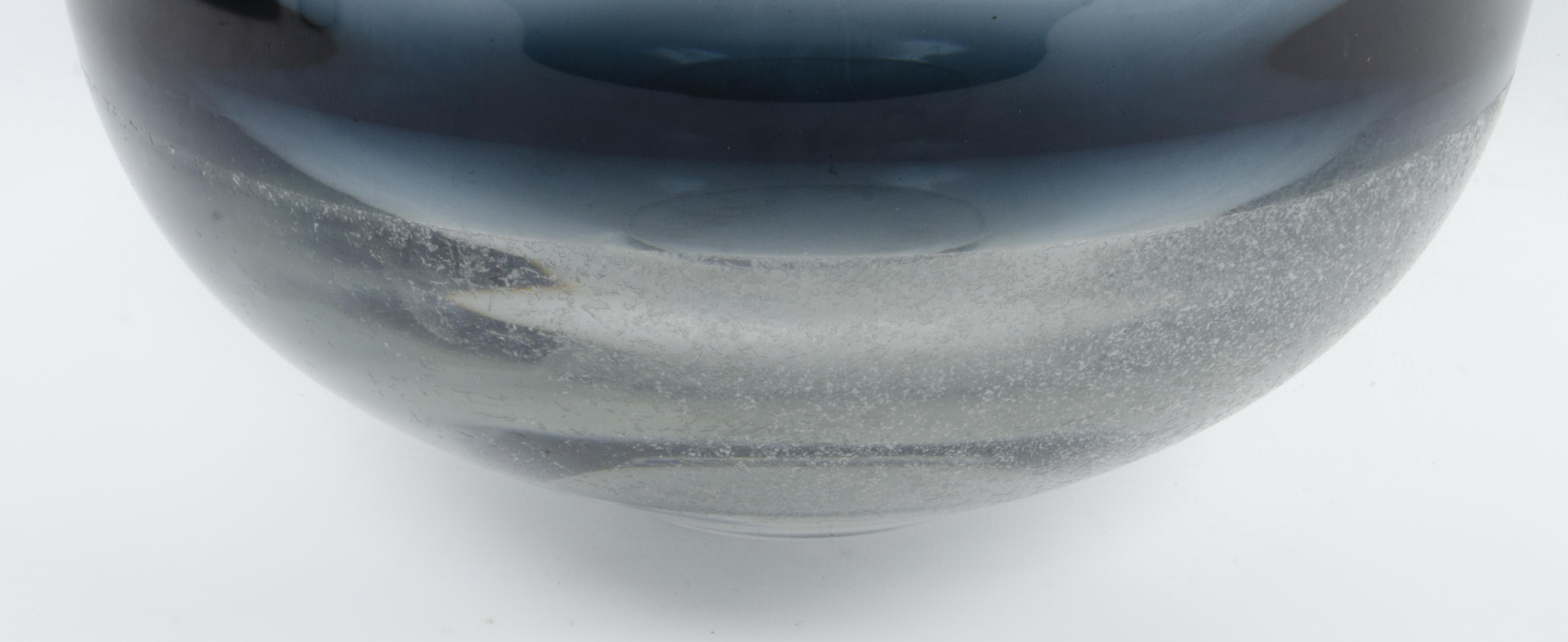 Metà XX secolo 1960s Scandinavian Modern Blue-Tinted Art Glass Bowl by Timo Sarpaneva, Finland in vendita