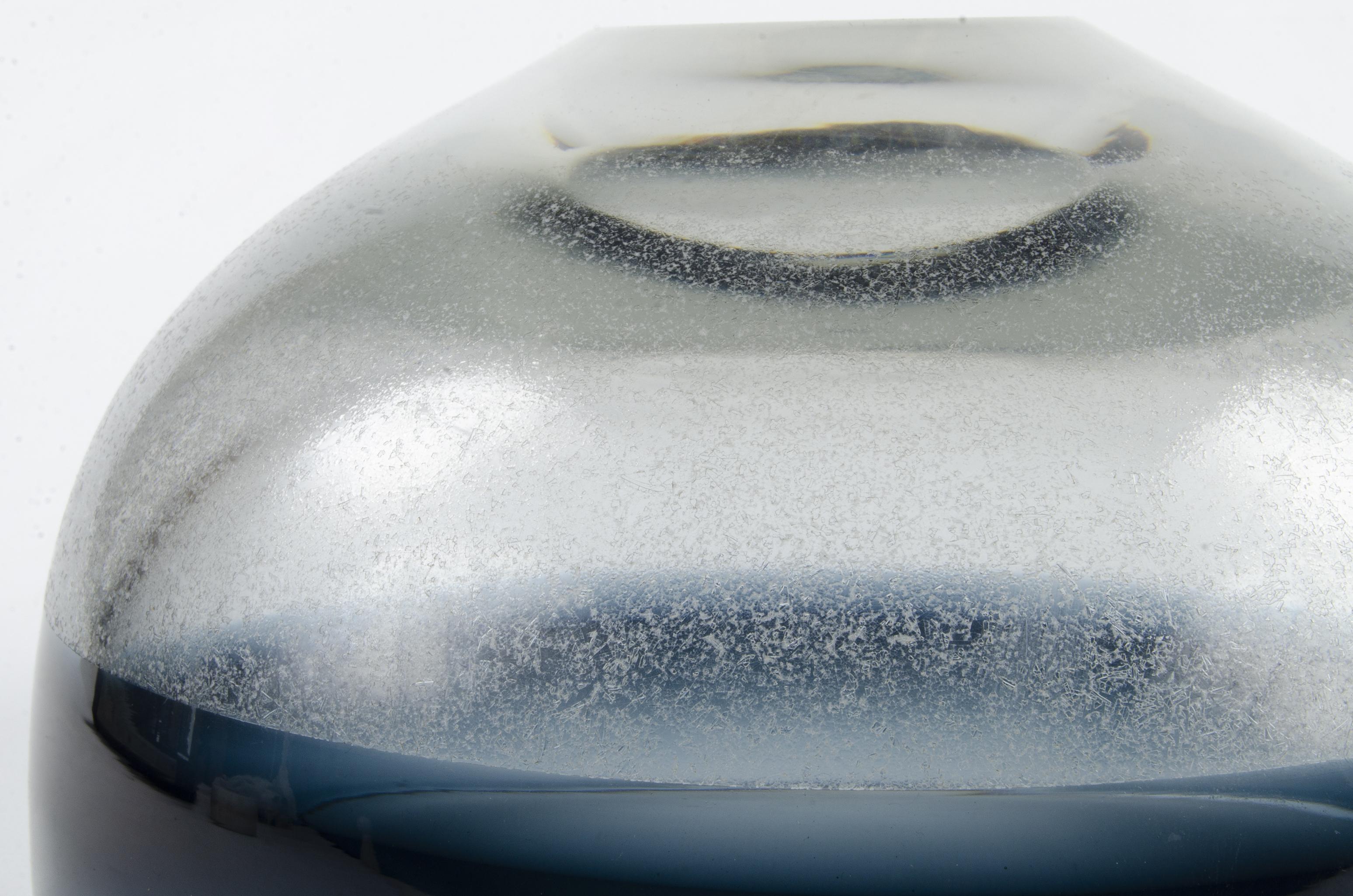 Vetro 1960s Scandinavian Modern Blue-Tinted Art Glass Bowl by Timo Sarpaneva, Finland in vendita