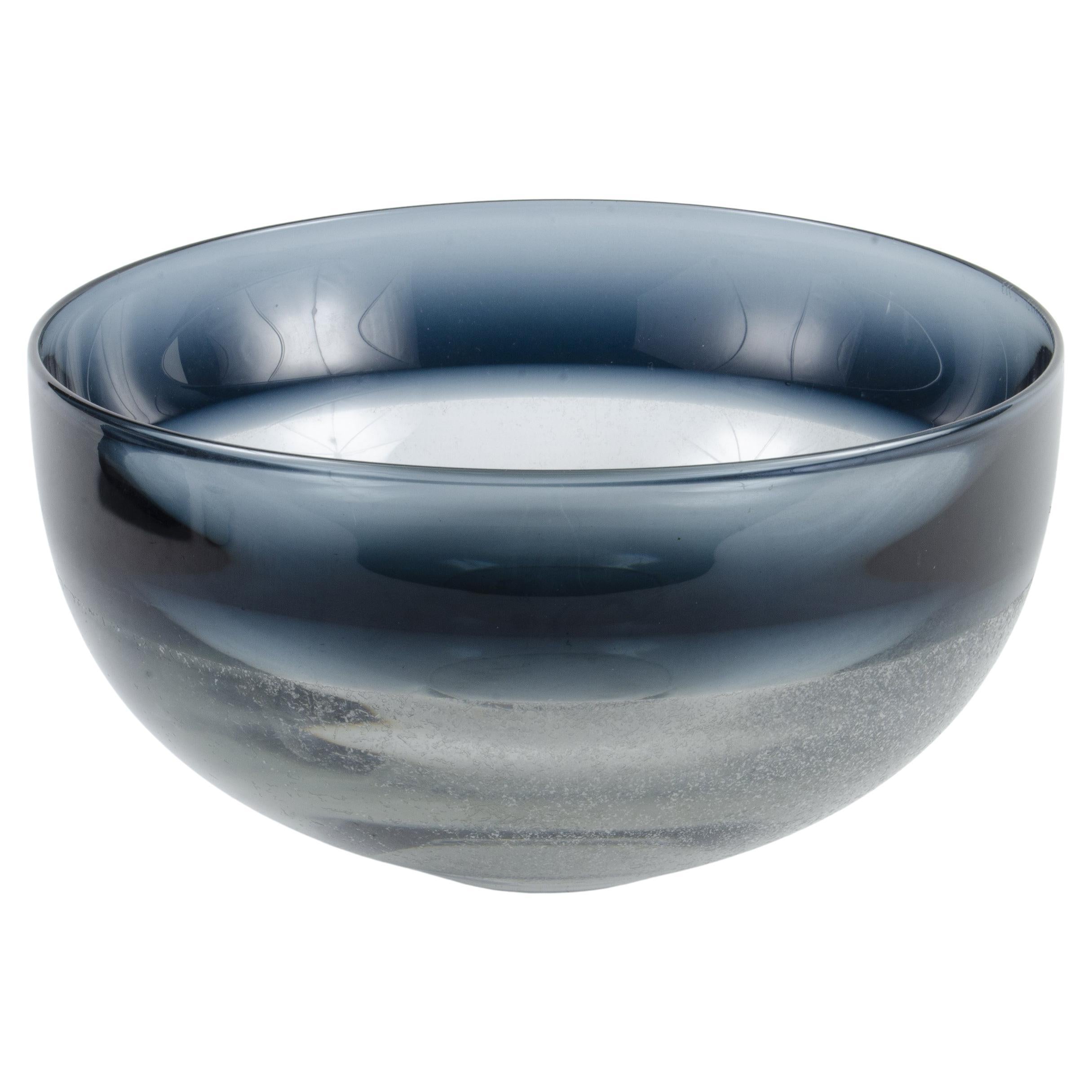 1960s Scandinavian Modern Blue-Tinted Art Glass Bowl by Timo Sarpaneva, Finland in vendita