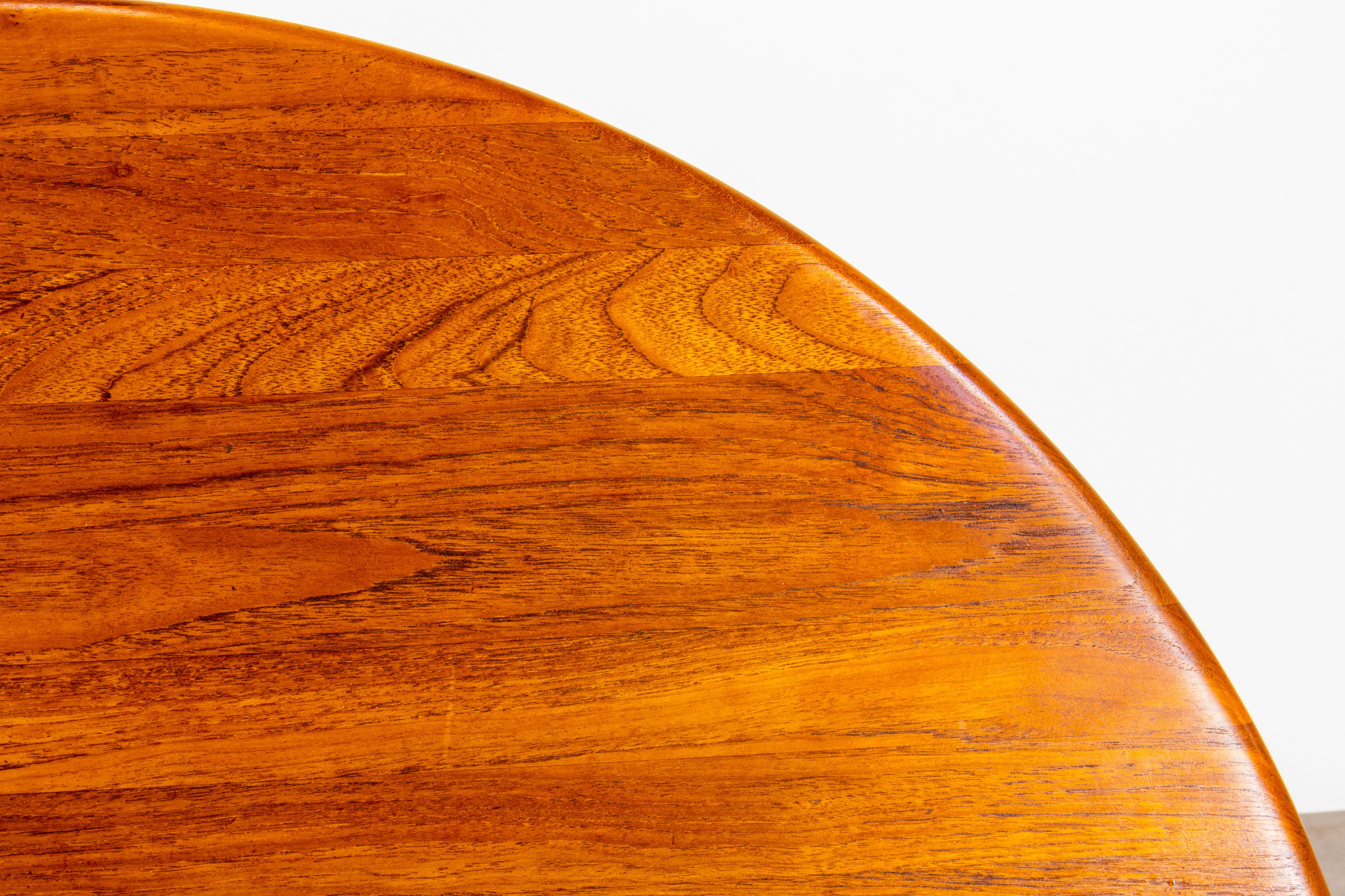 Tavolo da pranzo rotondo in teak massiccio danese moderno scandinavo del 1960 in vendita 3