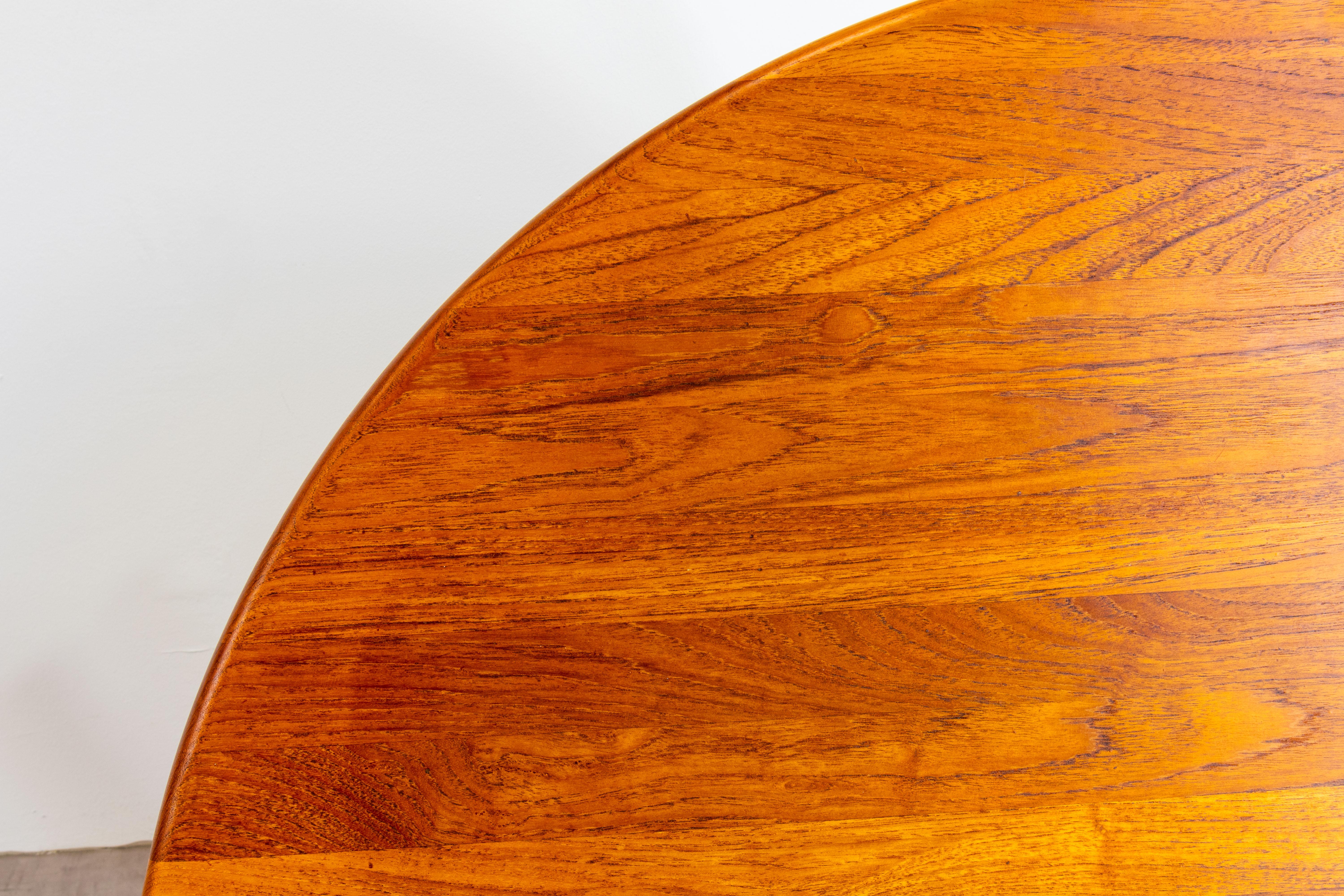 Tavolo da pranzo rotondo in teak massiccio danese moderno scandinavo del 1960 in vendita 4