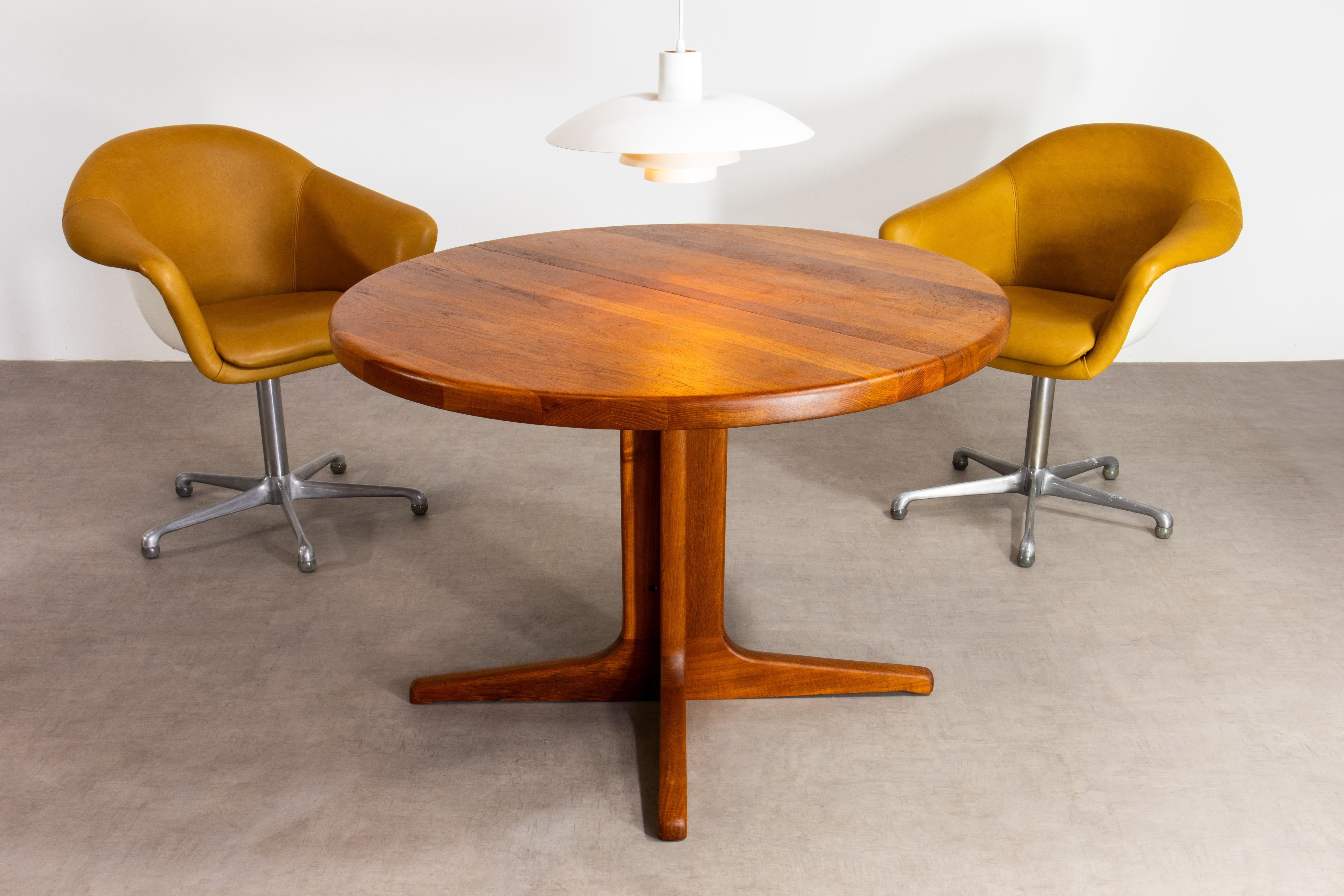 Tavolo da pranzo rotondo in teak massiccio danese moderno scandinavo del 1960 in vendita 8