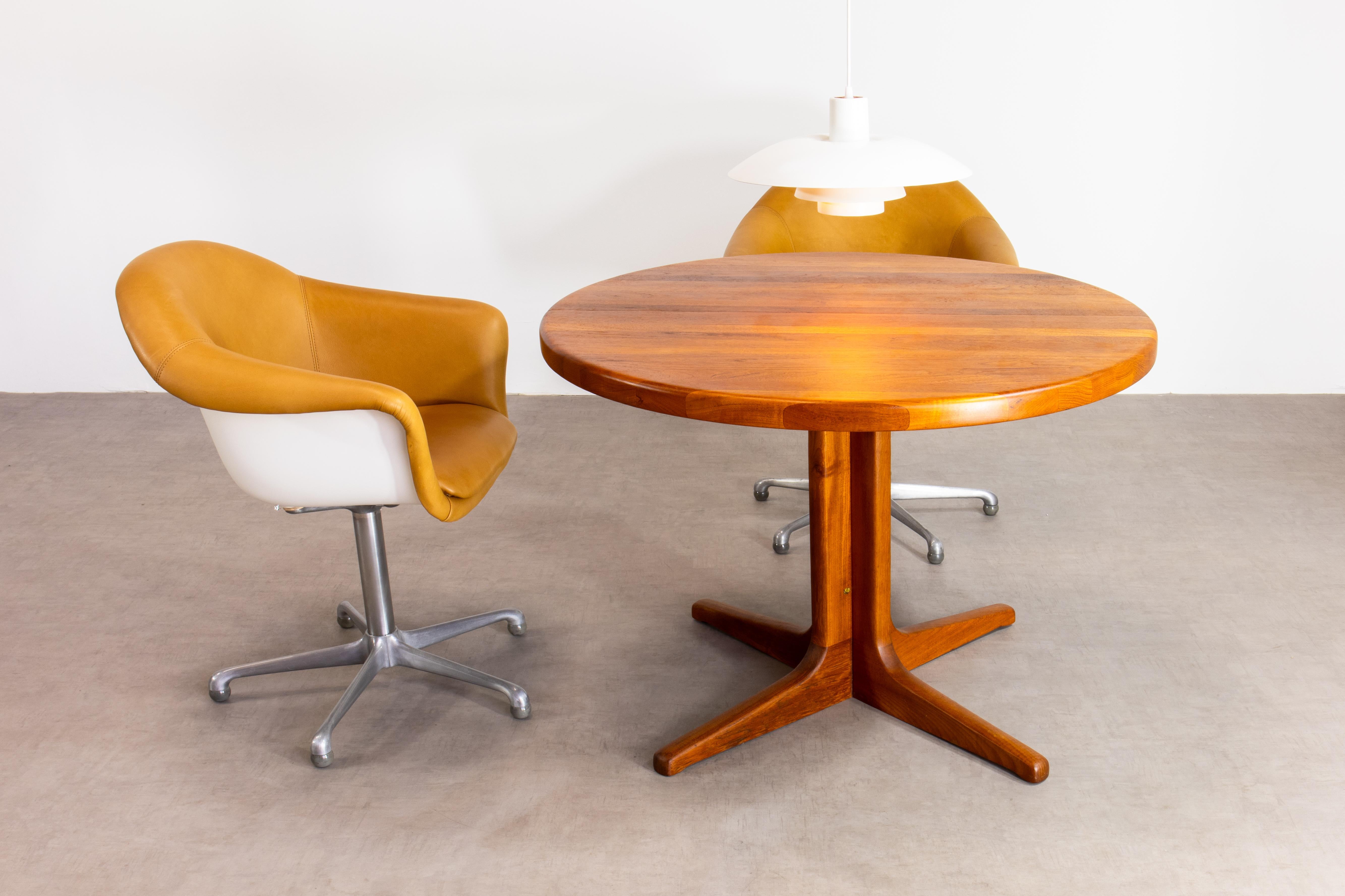 Tavolo da pranzo rotondo in teak massiccio danese moderno scandinavo del 1960 in vendita 9