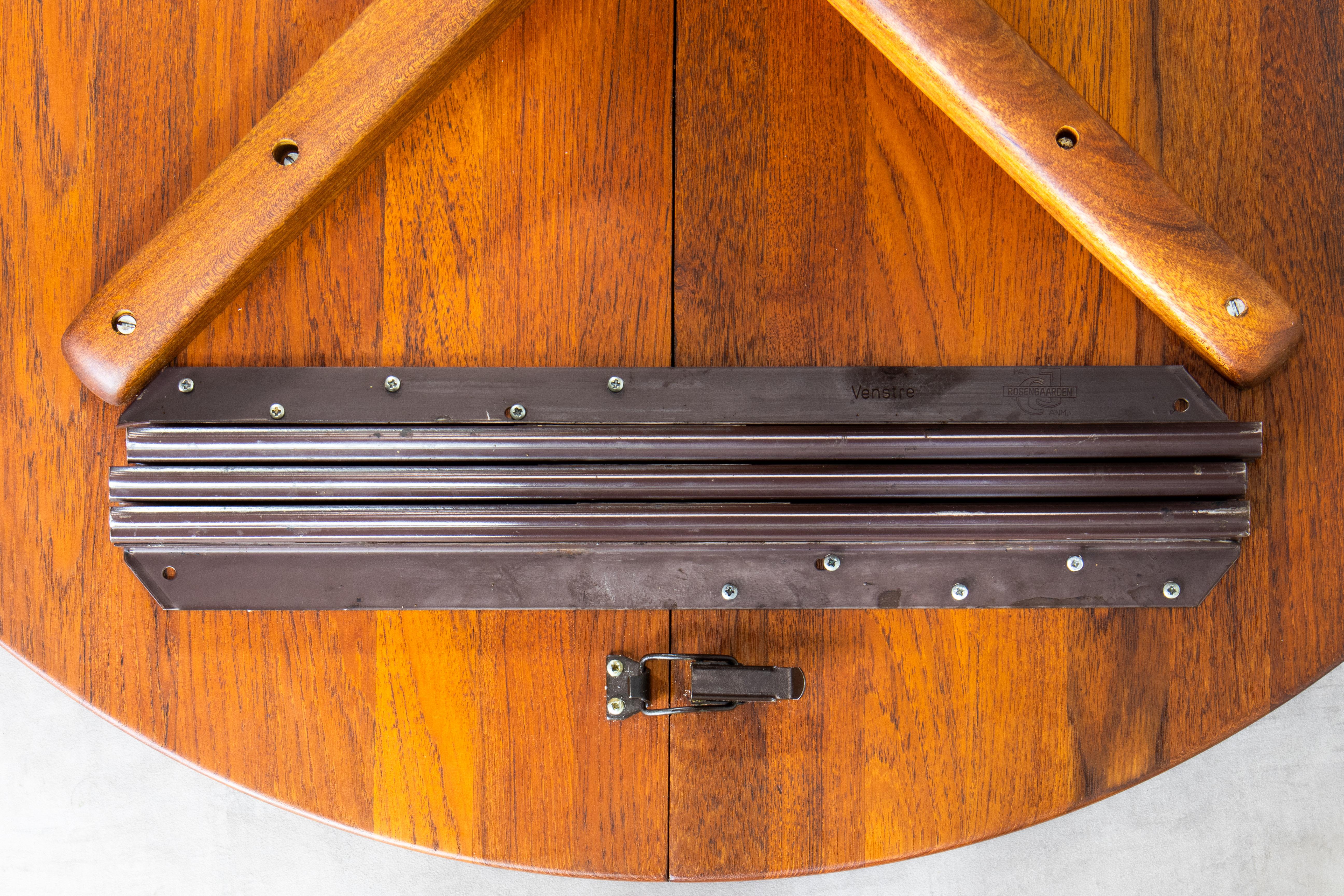 Tavolo da pranzo rotondo in teak massiccio danese moderno scandinavo del 1960 in vendita 10