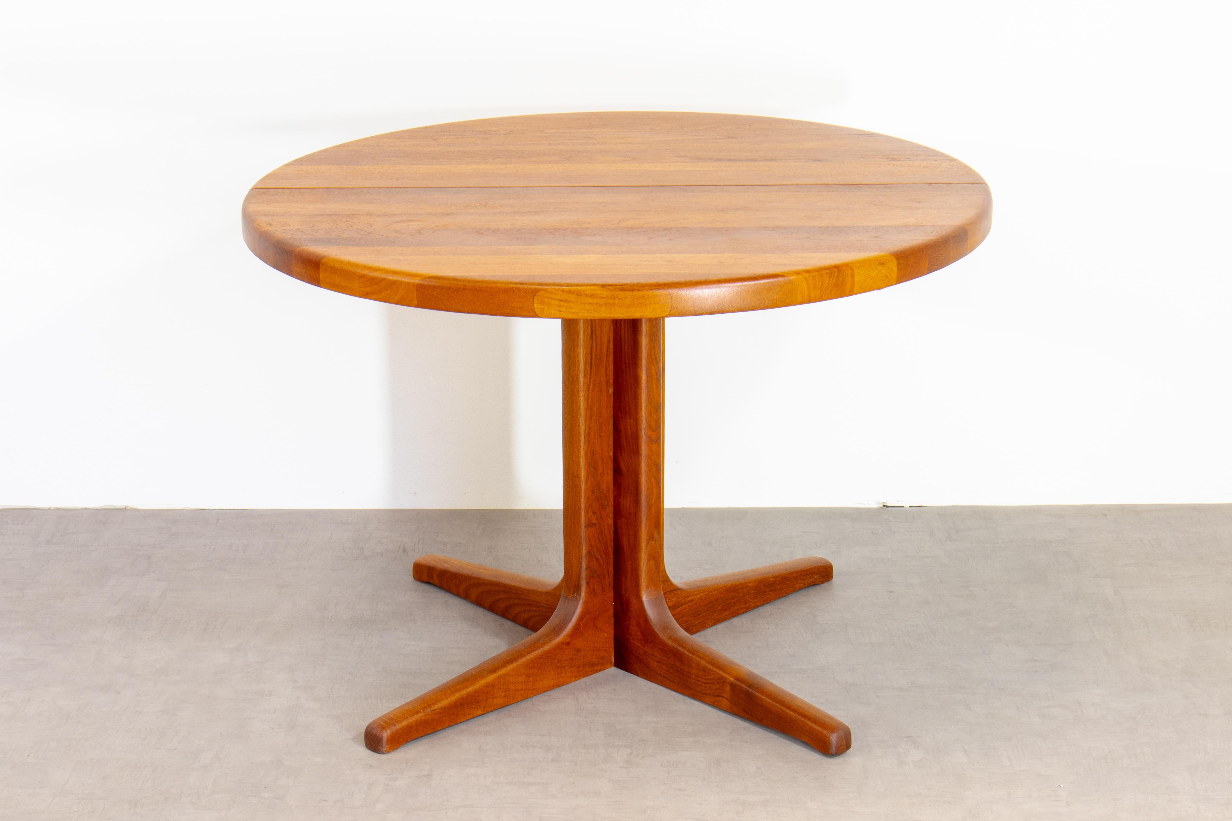 Elegantissimo tavolo da pranzo rotondo degli anni '60 Made in Wood, insolitamente costruito in legno massiccio di teak (non impiallacciato).  La quintessenza del Modern Aesthetic Design scandinavo: minimalismo, materiali pregiati, grande praticità,