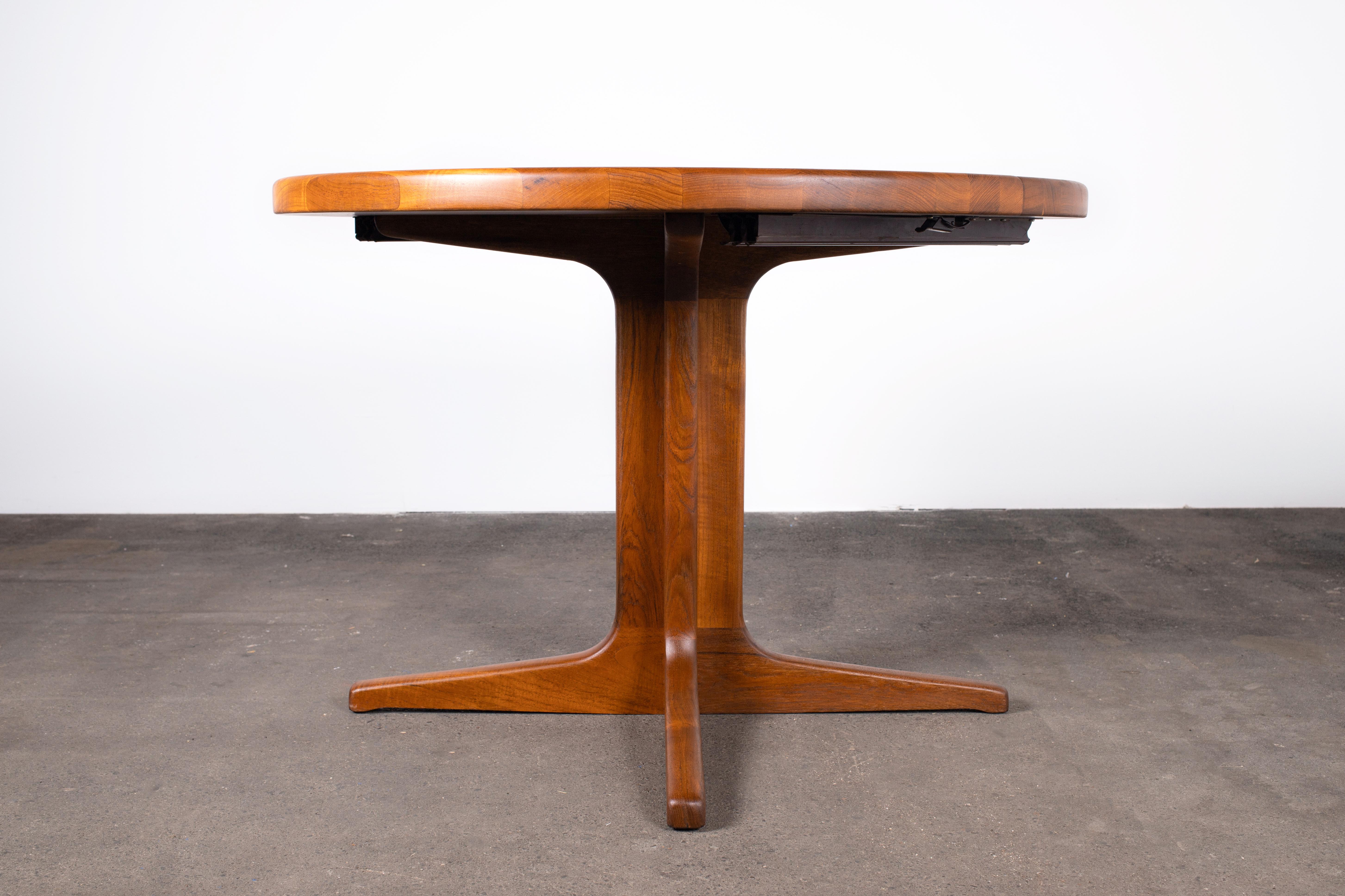 1960s Scandinavian Modern Danish Solid Teak Round Dining Table In Good Condition In Grand Cayman, KY