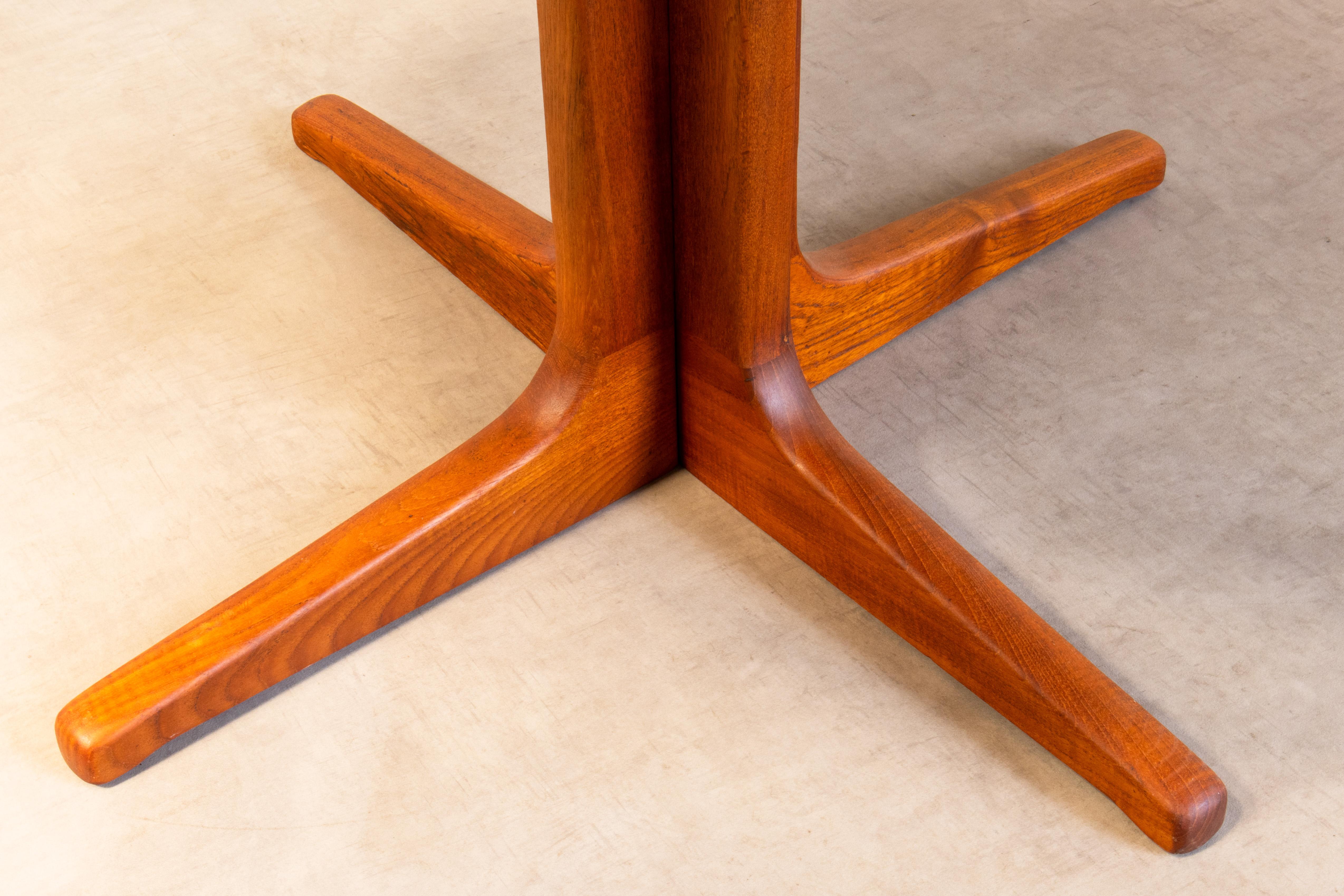 XX secolo Tavolo da pranzo rotondo in teak massiccio danese moderno scandinavo del 1960 in vendita