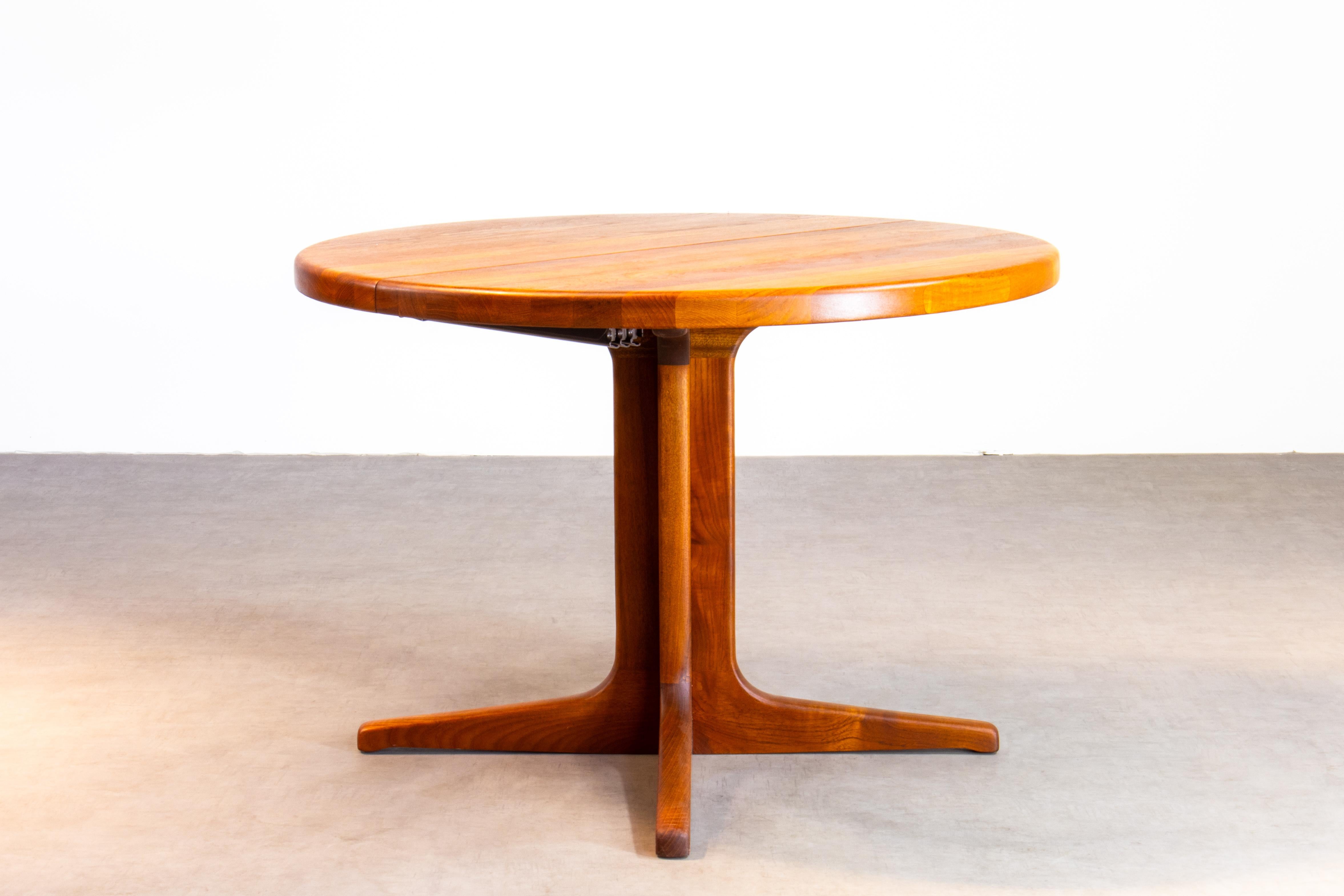 Acciaio Tavolo da pranzo rotondo in teak massiccio danese moderno scandinavo del 1960 in vendita