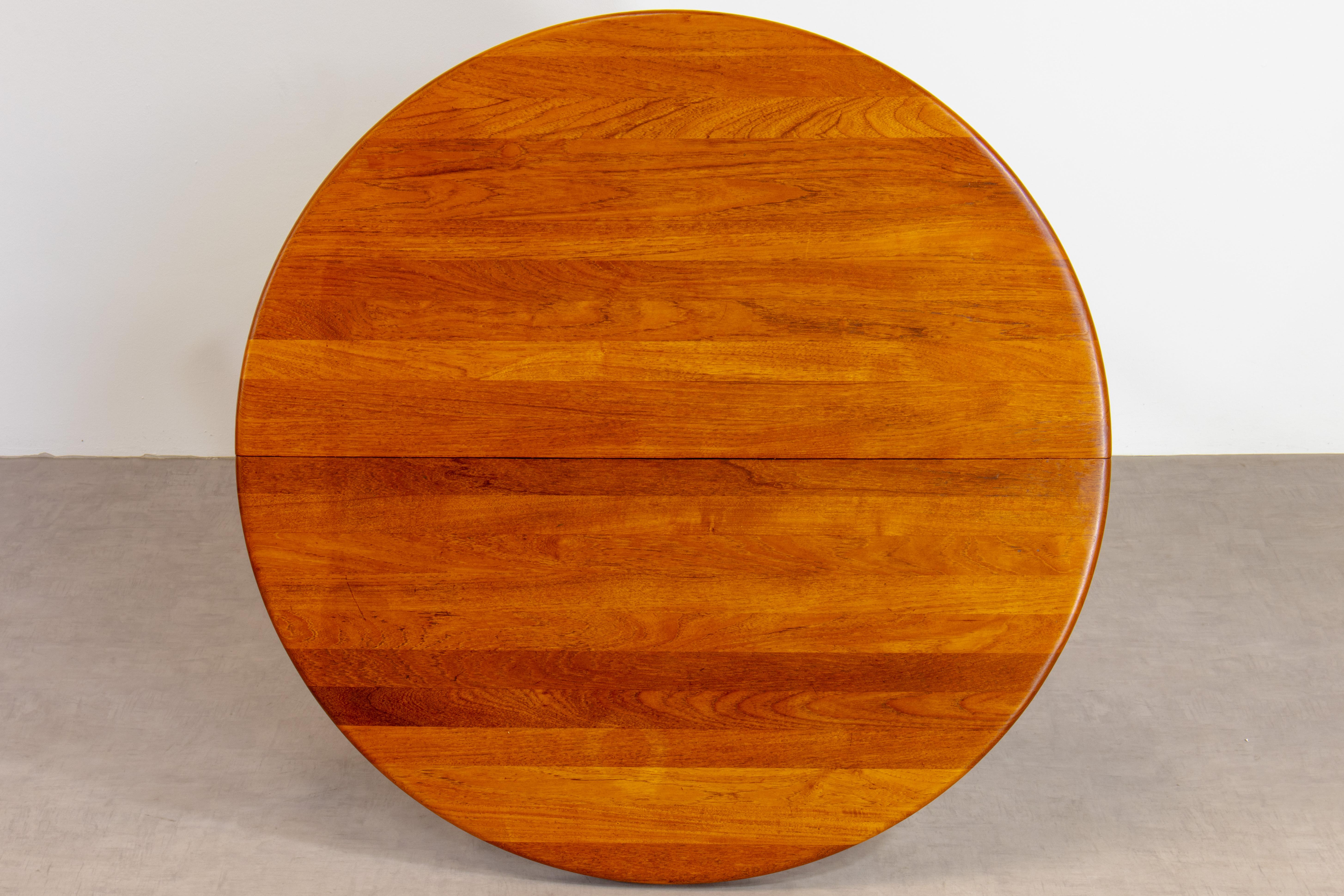 Tavolo da pranzo rotondo in teak massiccio danese moderno scandinavo del 1960 in vendita 1