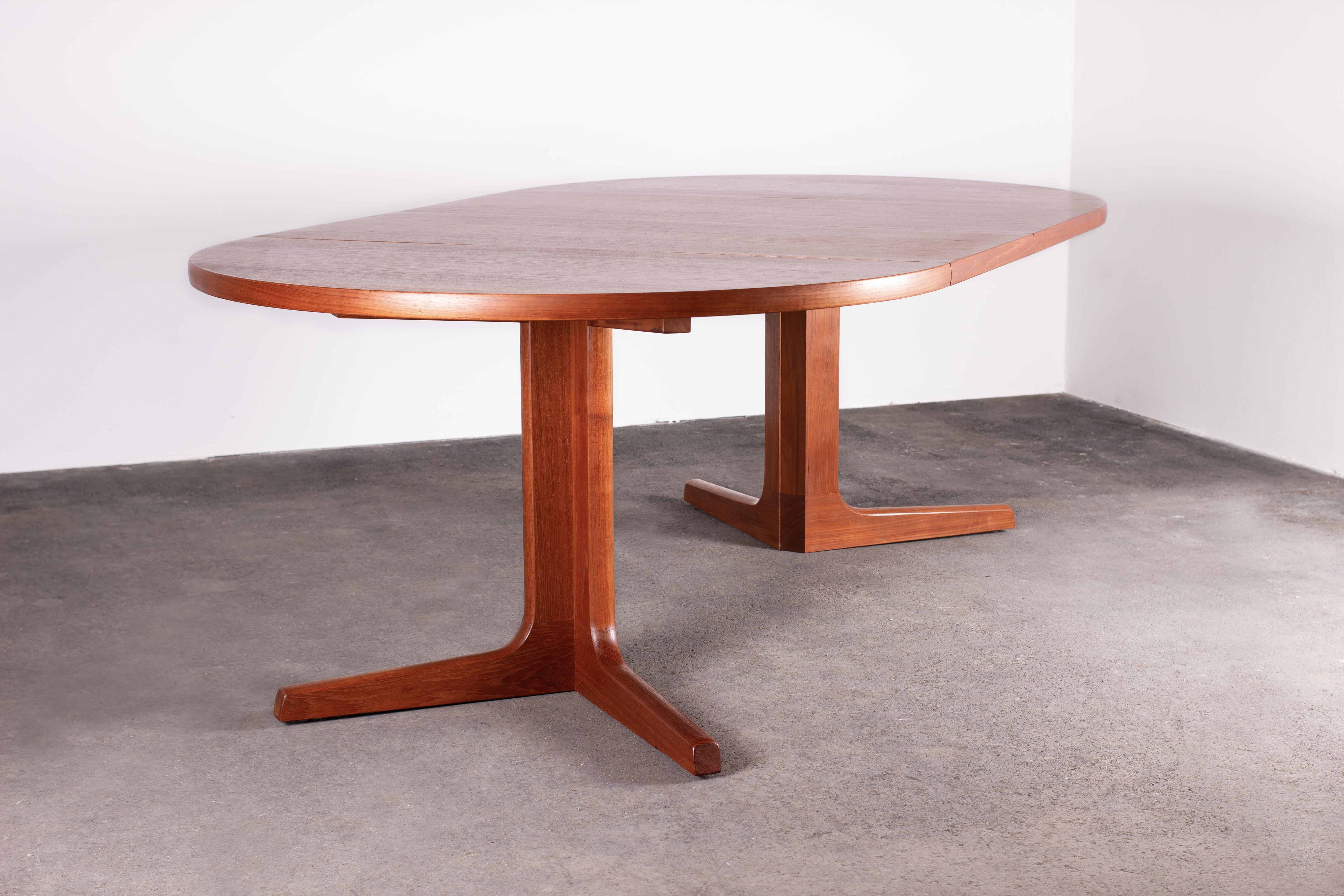 1960s Scandinavian Modern Danish Teak Round Extension Dining Table by Ansanger 4