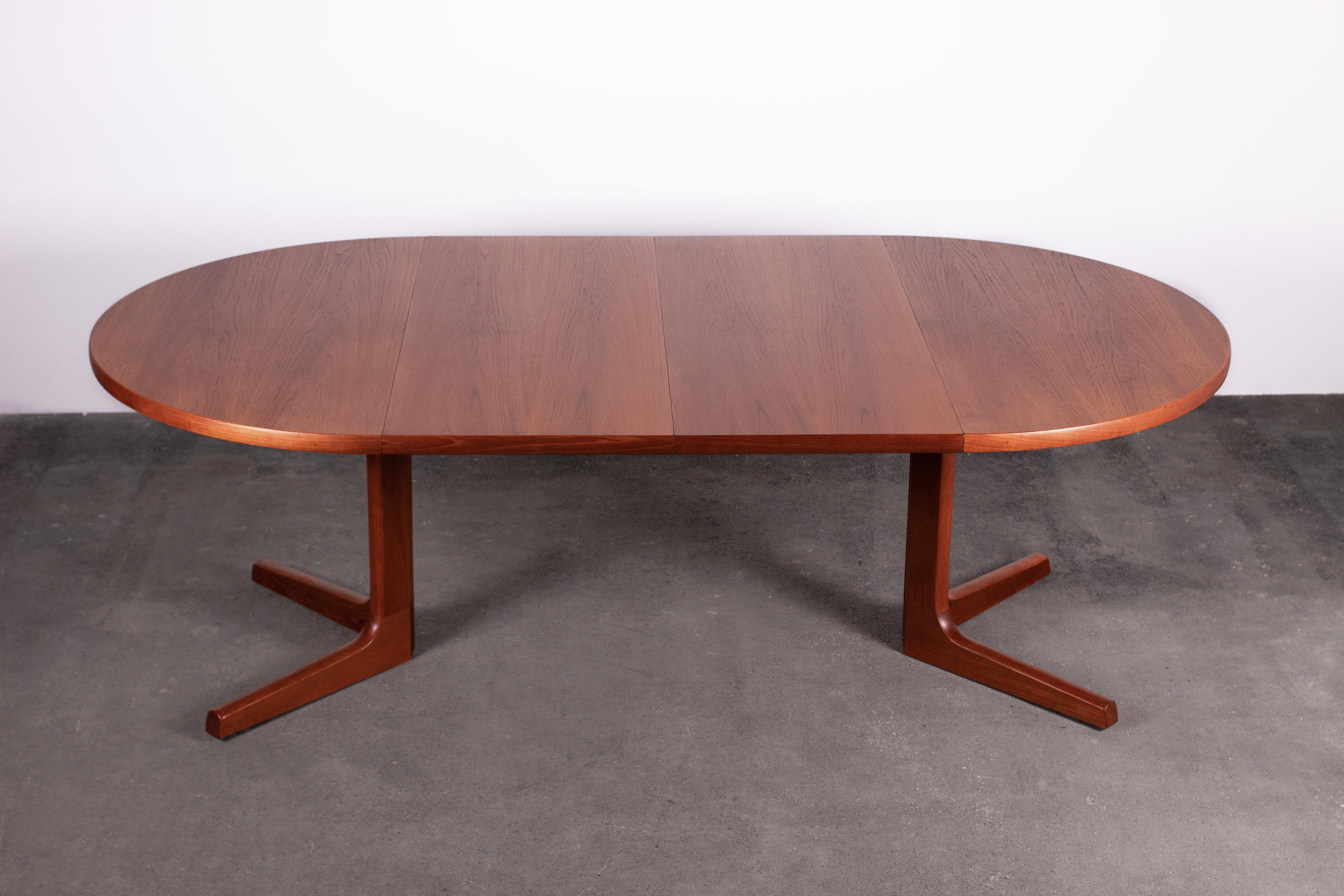 Very elegant 1960s round teak 3-size extension dining table by Ansanger Mobler (AM Denmark). Comfortably seating either 4, 6 or 8 large dining chairs. Quintessential Scandinavian Modern design: minimal, fine materials, highly practical, clean smooth