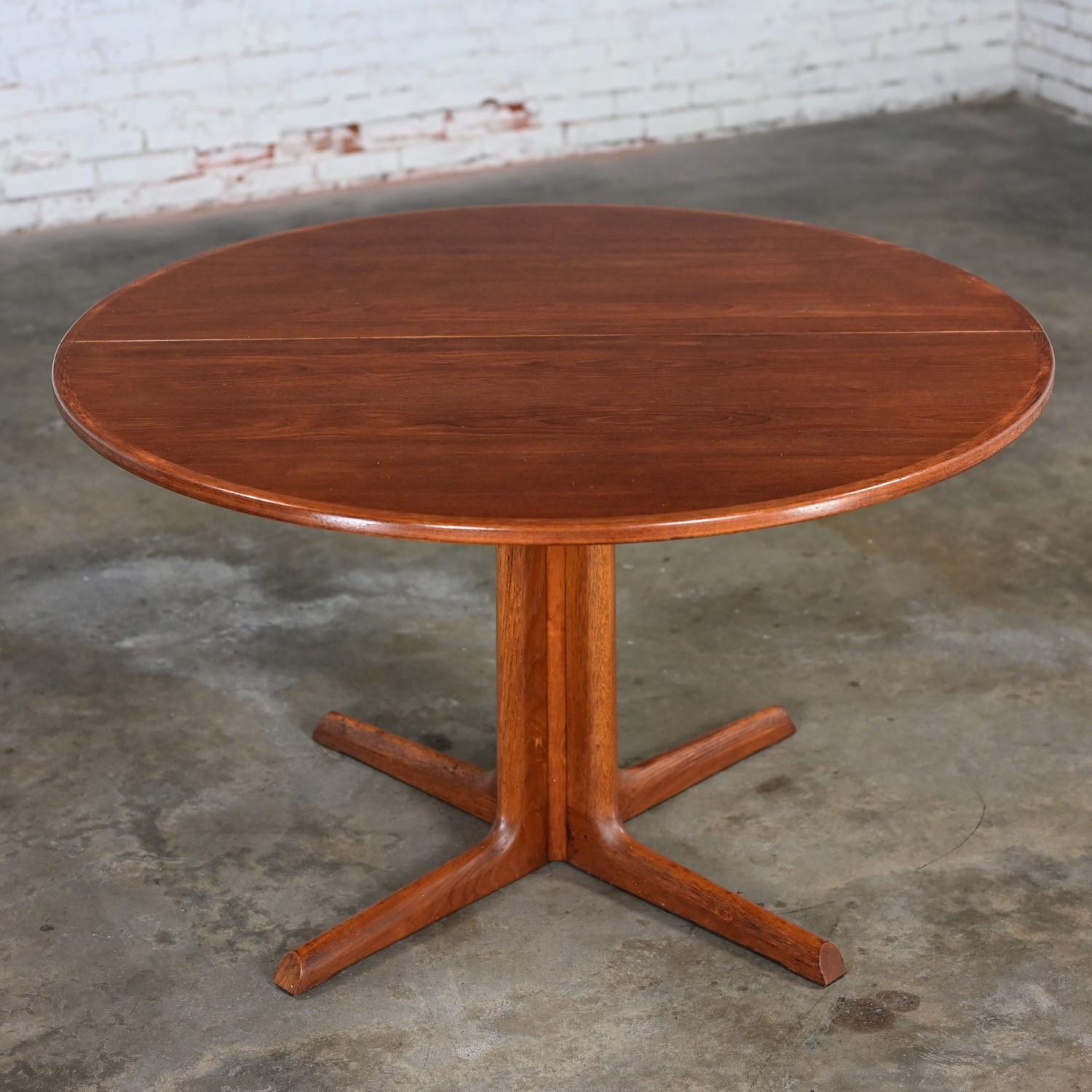 Wunderschöner Vintage Scandinavian Modern Gudme Mobelfabrik of Denmark Teakholz Esstisch oder Konferenztisch mit 2 Platten. Dieses Stück wurde auf der Grundlage von Archivrecherchen, einschließlich Online-Quellen, Vintage-Dokumentation und