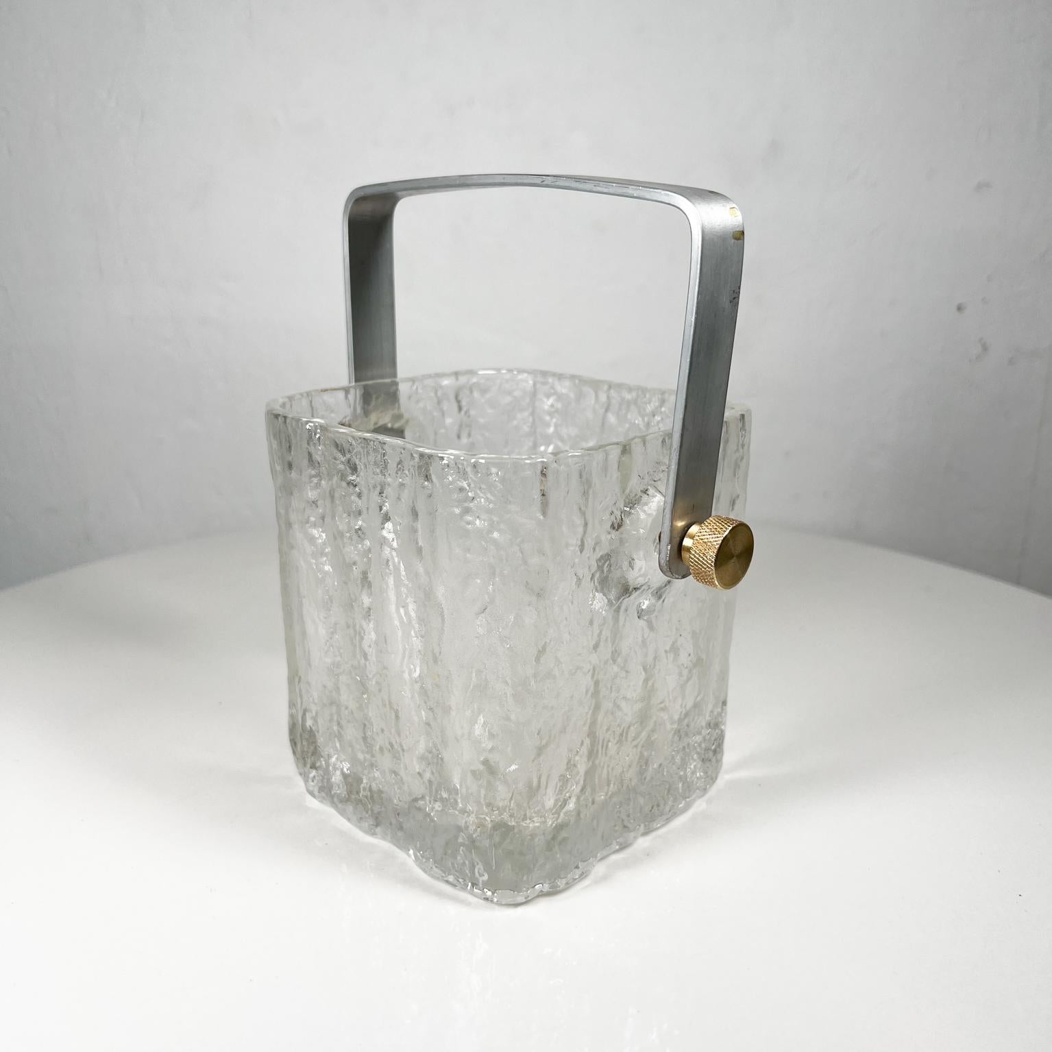 1960s modern ice bucket in Scandinavian crystal art glass
Custom handle in aluminum and brass
Measures: 8.5 tall with handle, 5 H x 4.75 D x 6.75 W
Preowned vintage condition. Custom handle.
Refer to images provided.
 