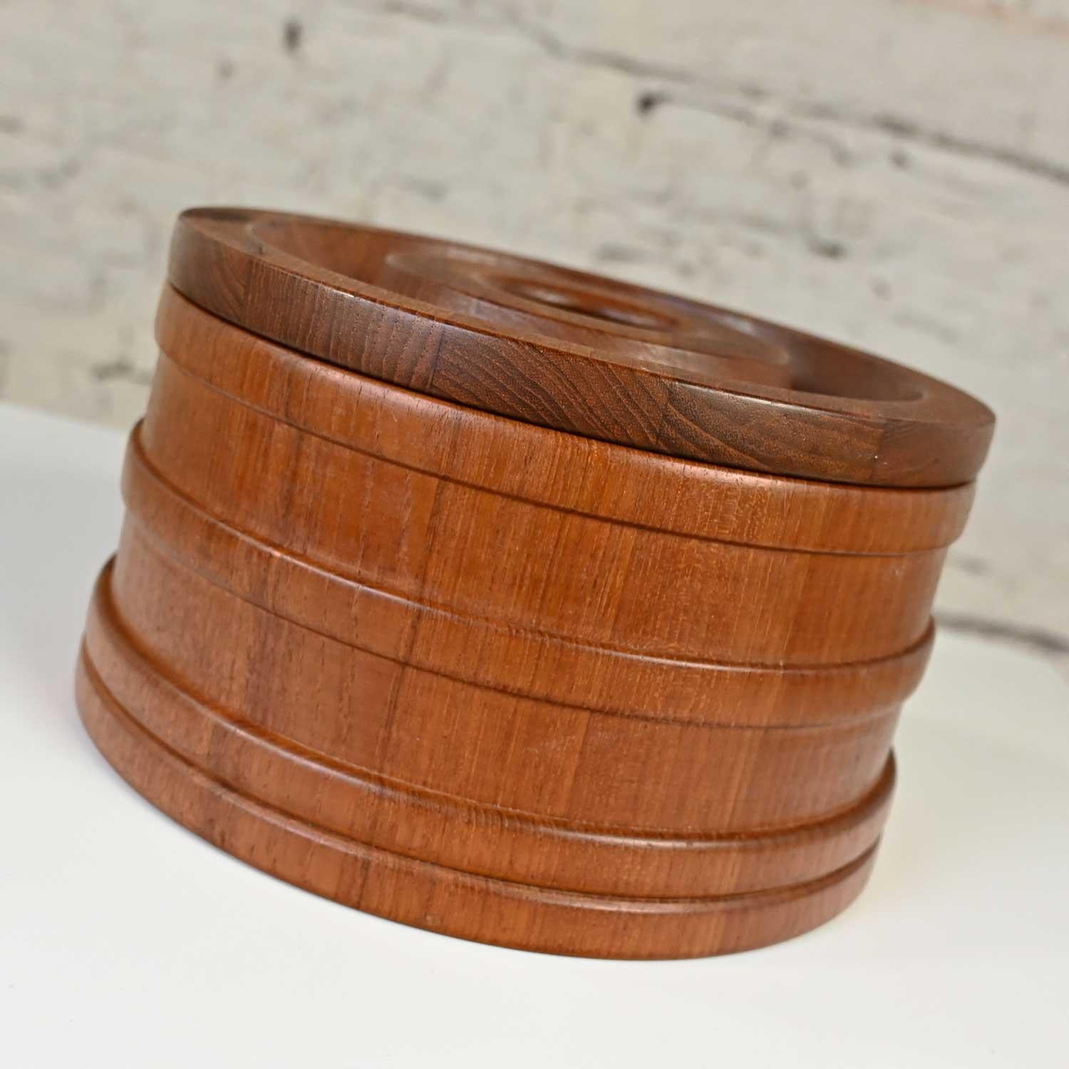 Handsome Scandinavian Modern staved teak ice bucket designed by Jens Quistgaard for Dansk Designs. Beautiful condition, keeping in mind that this is vintage and not new so will have signs of use and wear. Please see photos and zoom in for details.
