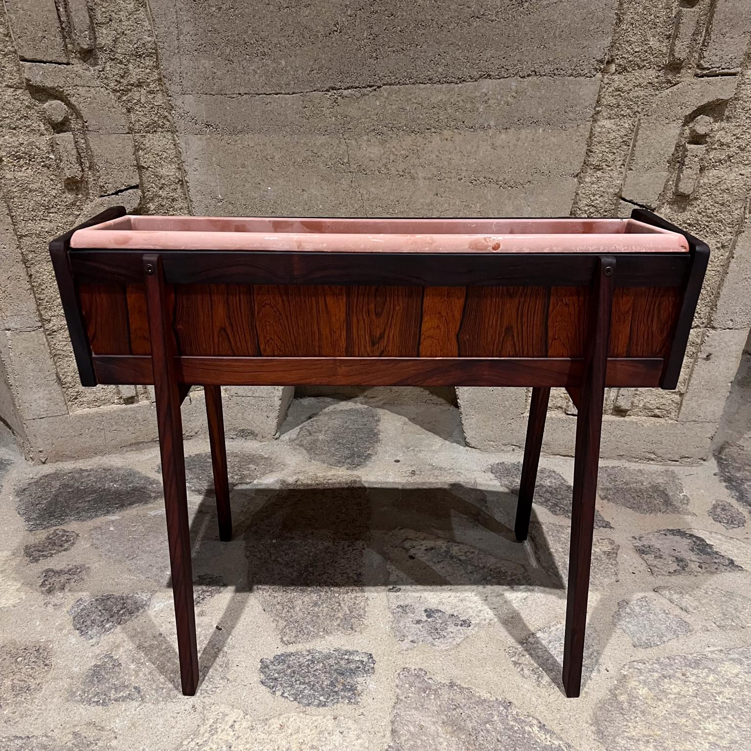 1960s Scandinavian Modern Leggy Planter Box Brazilian Rosewood
Made in Denmark style of Aksel Kjersgaard for Feldballes Møbelfabrik.
20 h x 25 w x 12.5 d
Original unrestored stable vintage condition. Minor fading.
Refer to images.
We ship to