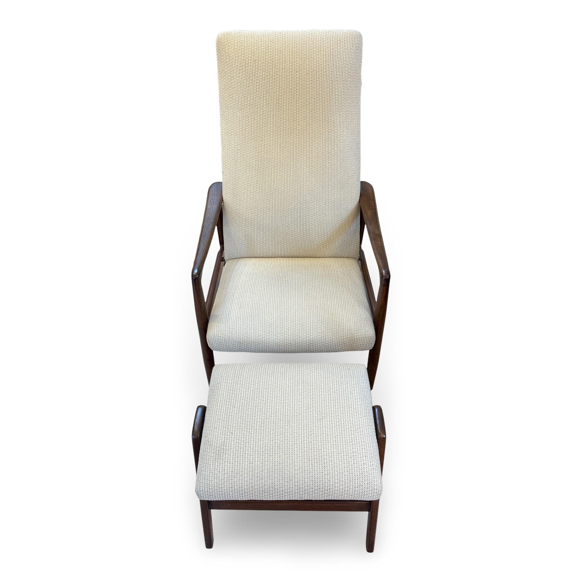 The Modern Scandinavian 1960s Loungesessel mit Ottomane. Der Sessel lässt sich in eine Liegeposition bringen, und die Ottomane ist drehbar. Außerdem verfügt der Hocker über eine Zeitschriftenablage unter dem Kissen, die zusätzlichen Stauraum bietet.