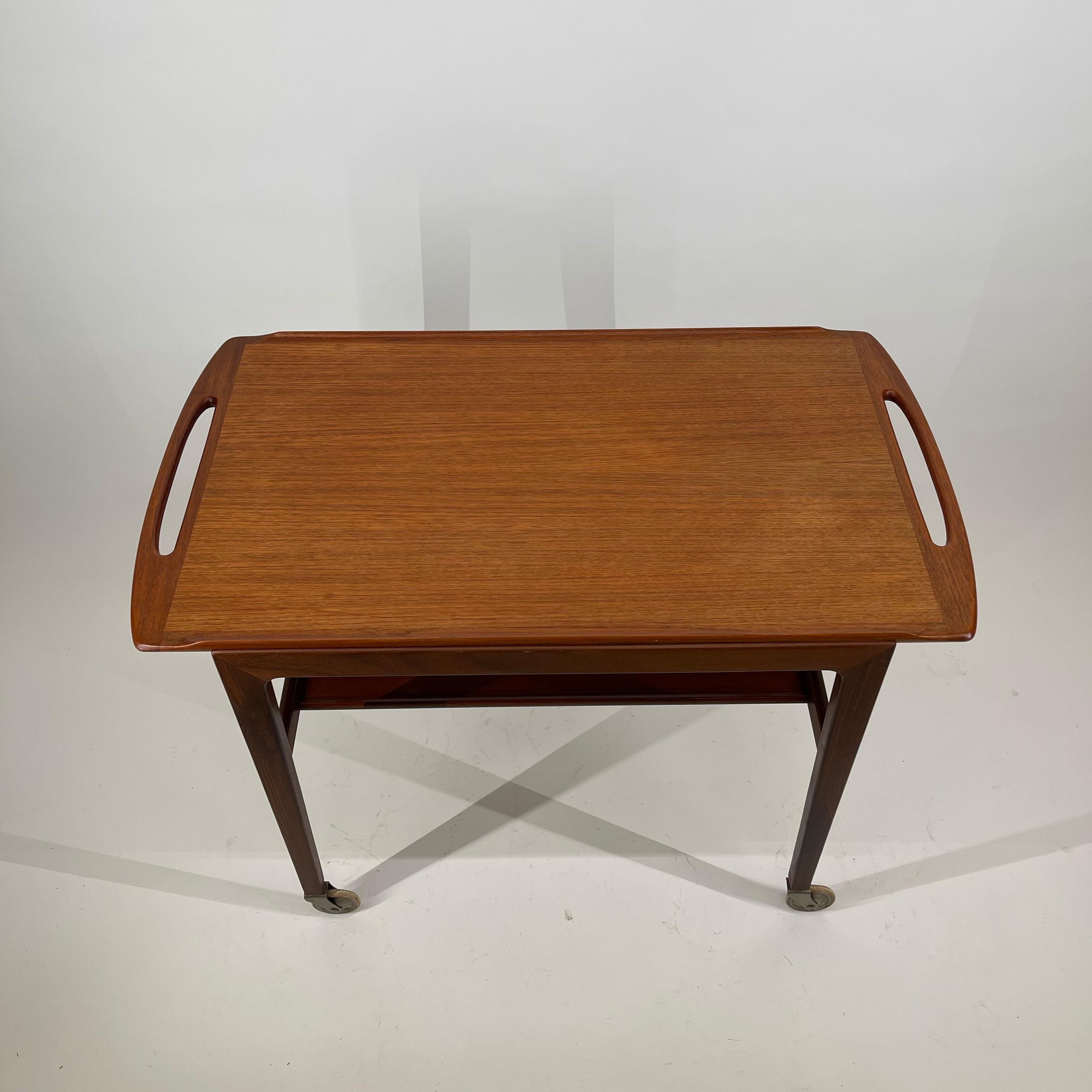 Danish 1960s serving bar cart with removable tray by cabinetmaker Anton Kildebergs Møbelfabrik. Marked underneath.