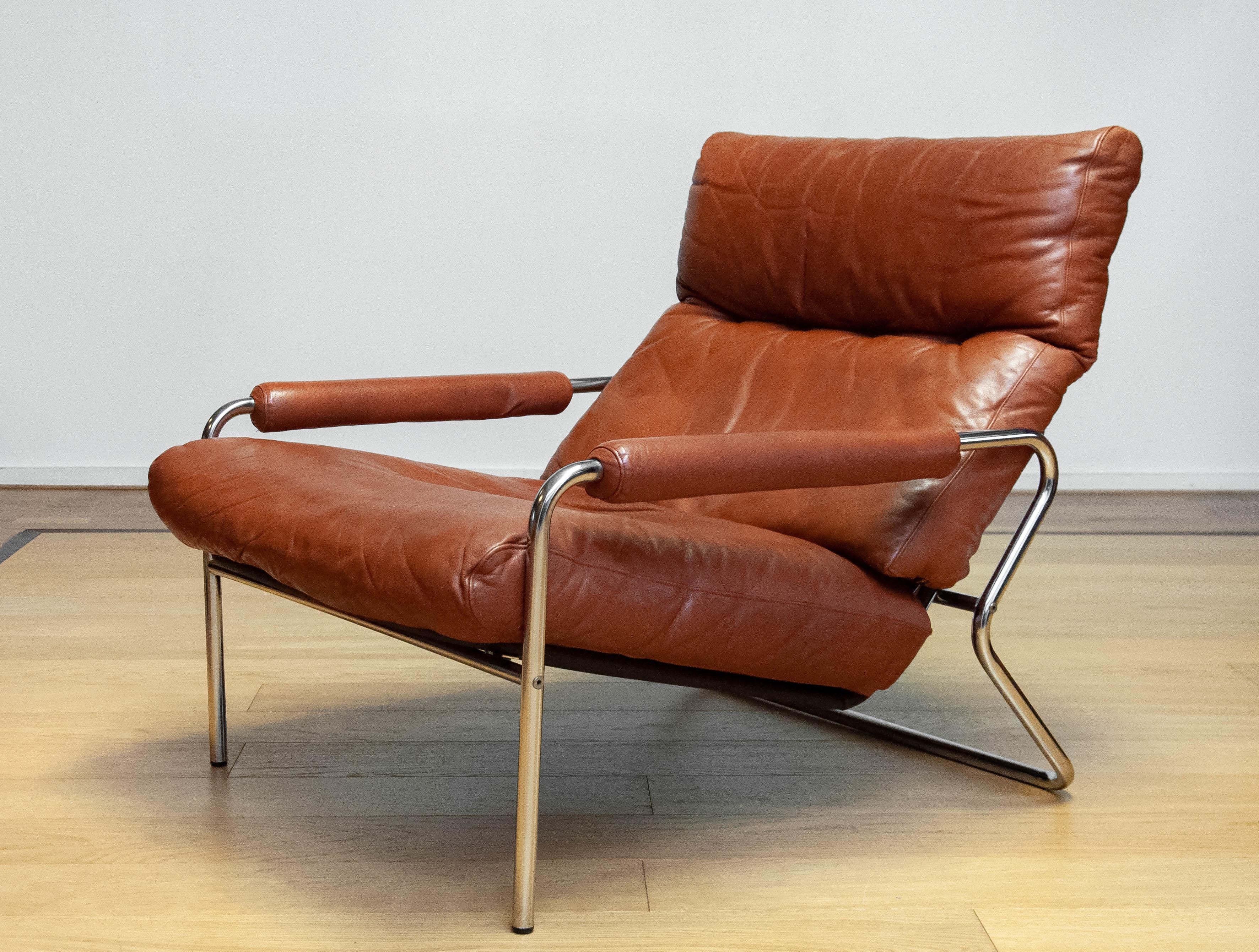 Beautiful Scandinavian Modern tubular lounge chair with brown leather cushions and brown leather armrests from the 1960s made in Sweden.
The leather is in good condition even as the fillings and therefor the chair sits very comfortable.
The metal