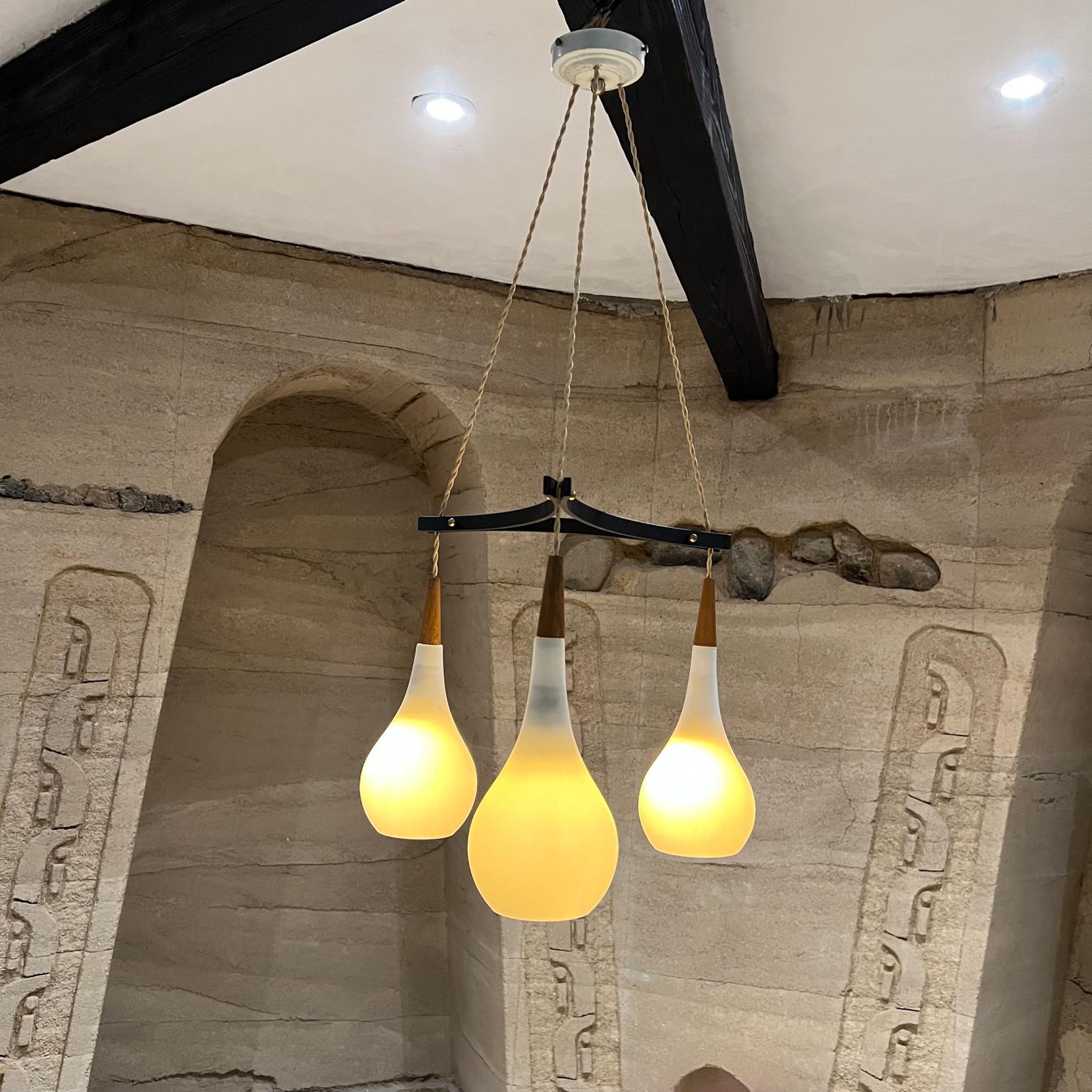 Scandinavo moderno Lampada scandinava a sospensione a goccia degli anni '60 in vetro latte e teak I. Holm Denmark in vendita
