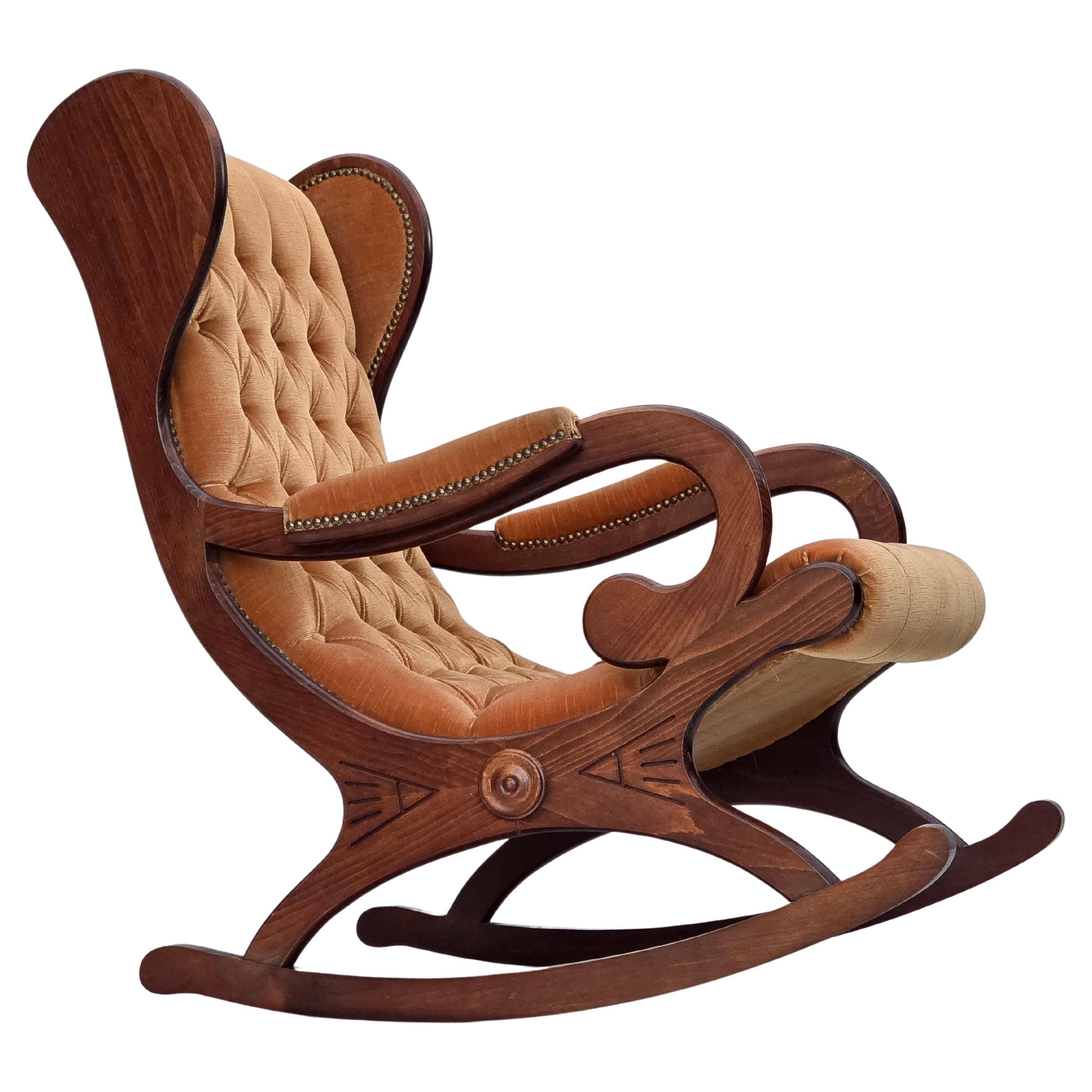 Años 60, mecedora escandinava, muebles de terciopelo, madera de haya oscura. en venta