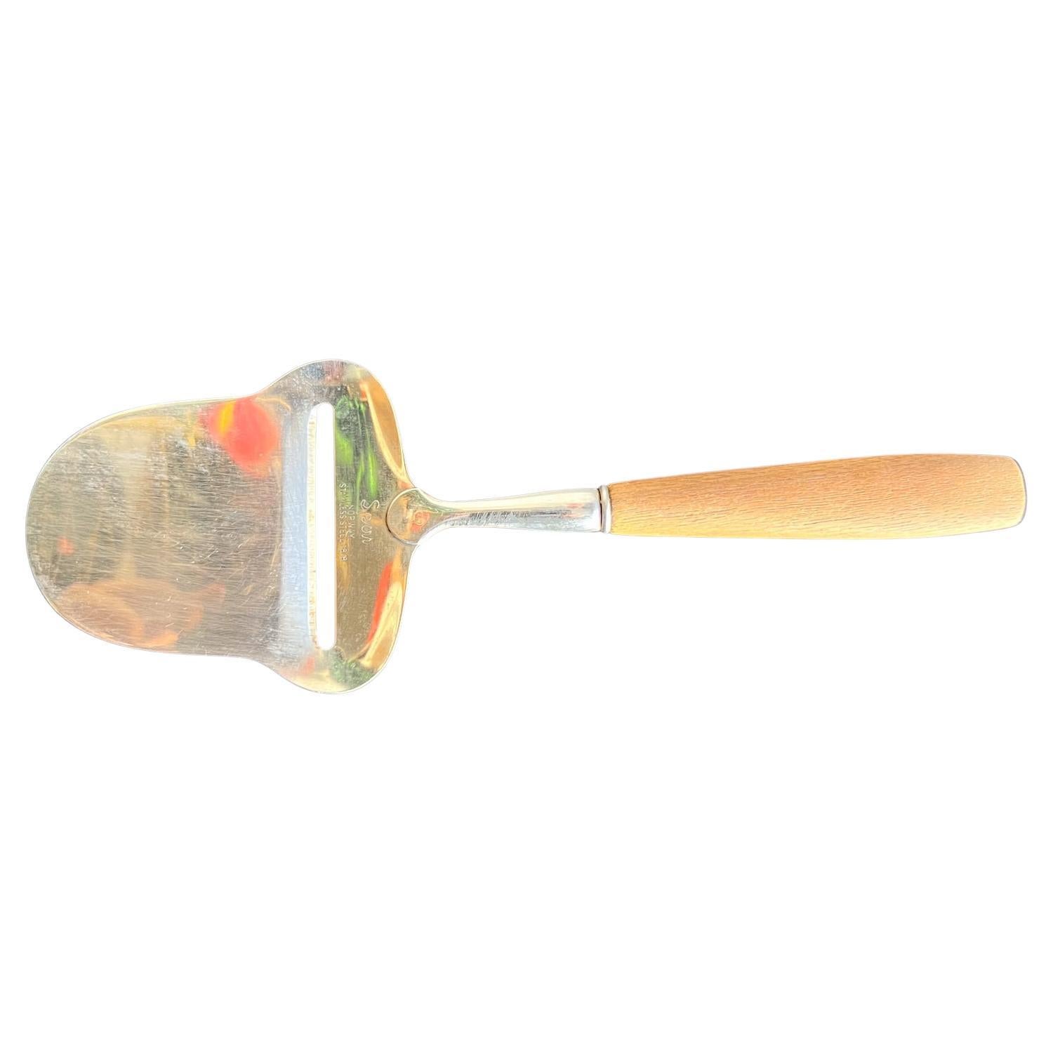 1960s Scandinavian Sculptural Cheese Slicer Spar Norway
made in Norway
Stainless steel with teak handle. Similar to Dansk.
Not new, unrestored original vintage condition.
Refer to images.
8.5 l x 3 w x .5 h