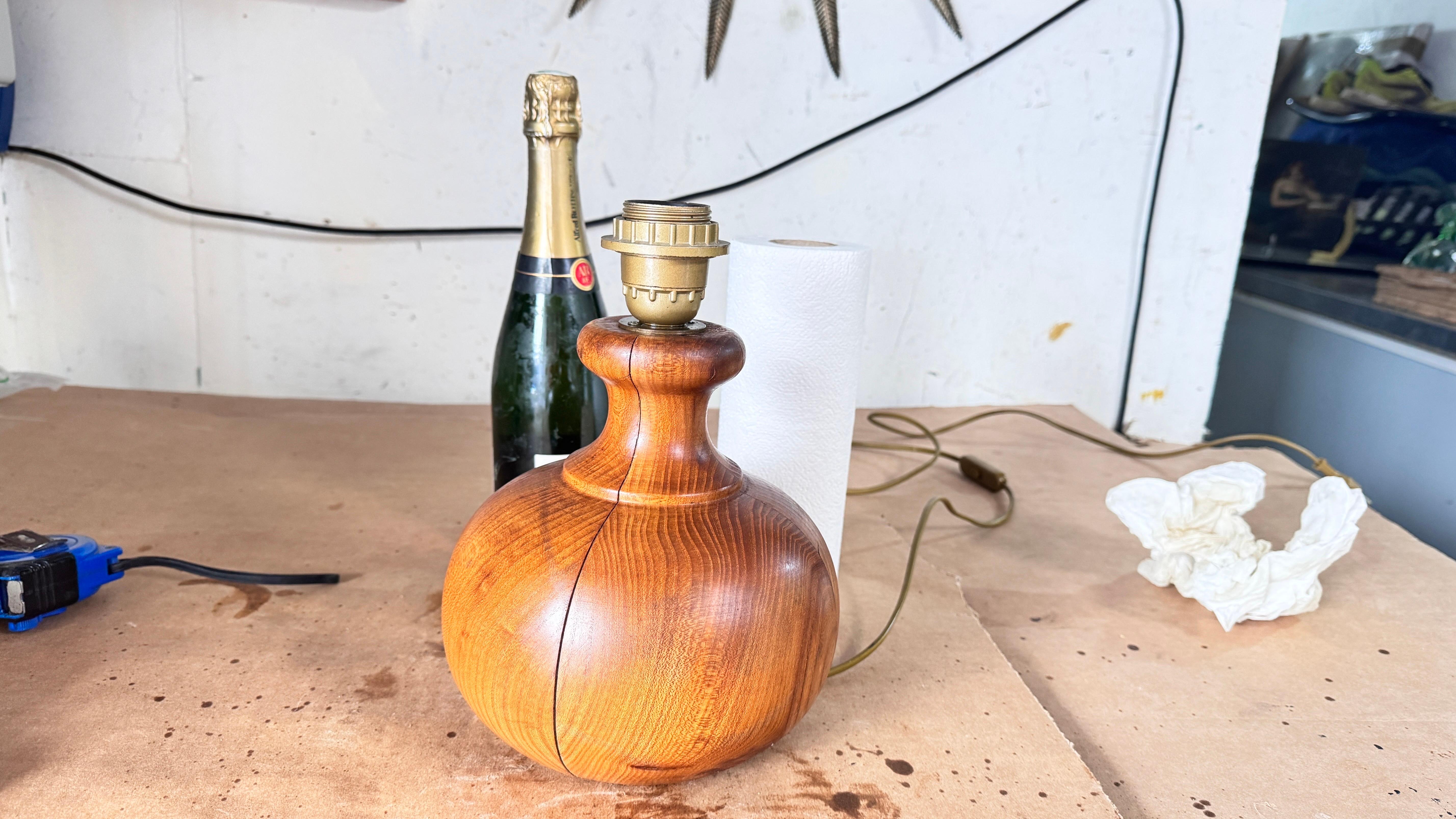 Petite Scandinavian-Style Table Lamp, Pear-Shaped Light Wood, 1960s

This petite wooden table lamp, crafted in a Scandinavian style from the 1960s, combines simplicity and elegance. Shaped like a pear and made from light brown wood, this lamp is a