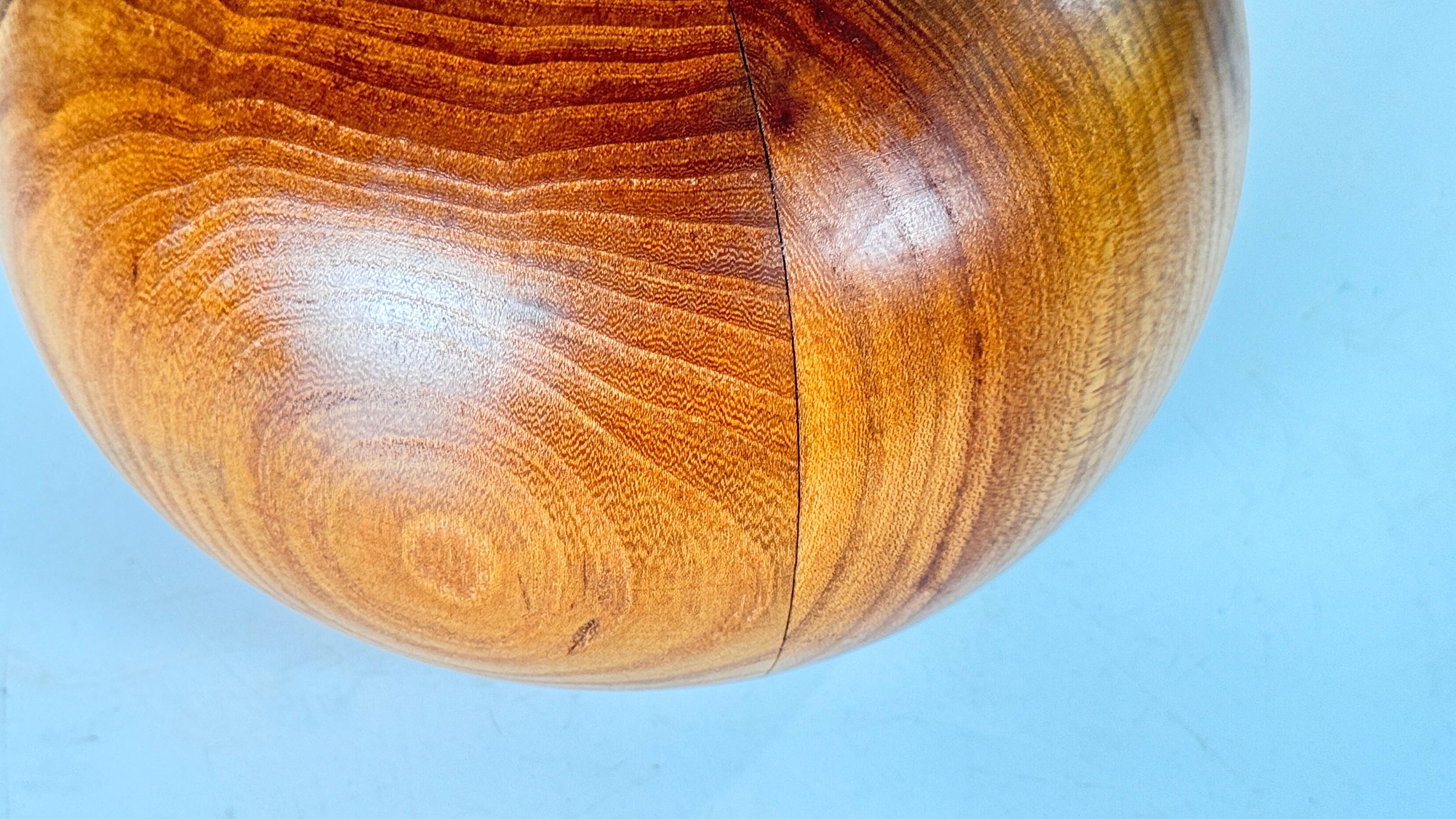 1960s Scandinavian Solid Wood Table Lamp, Rustic & Elegant Design In Good Condition For Sale In Auribeau sur Siagne, FR