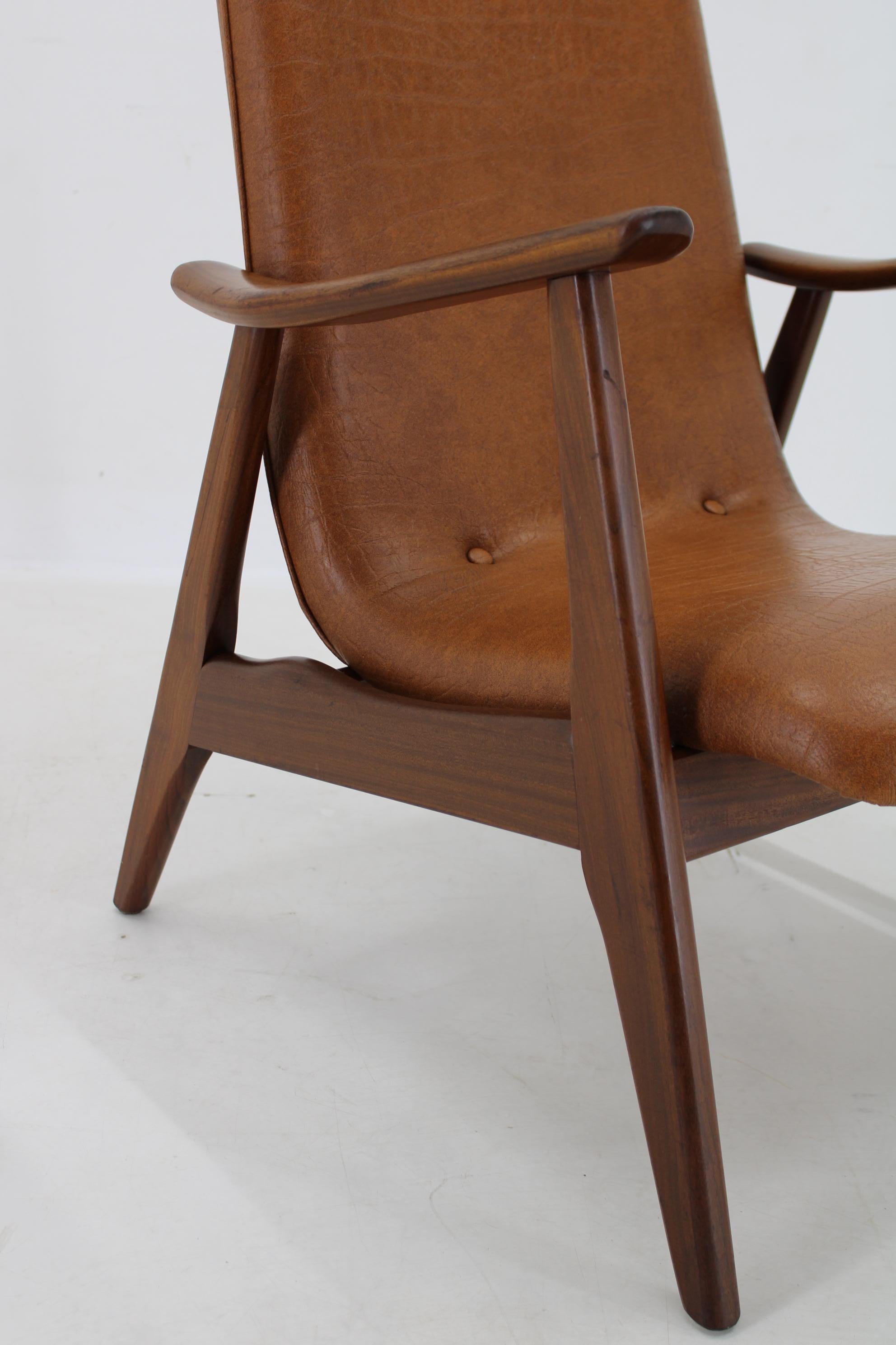 Materiale sintetico Poltrona scandinava in tek del 1960 in similpelle in vendita
