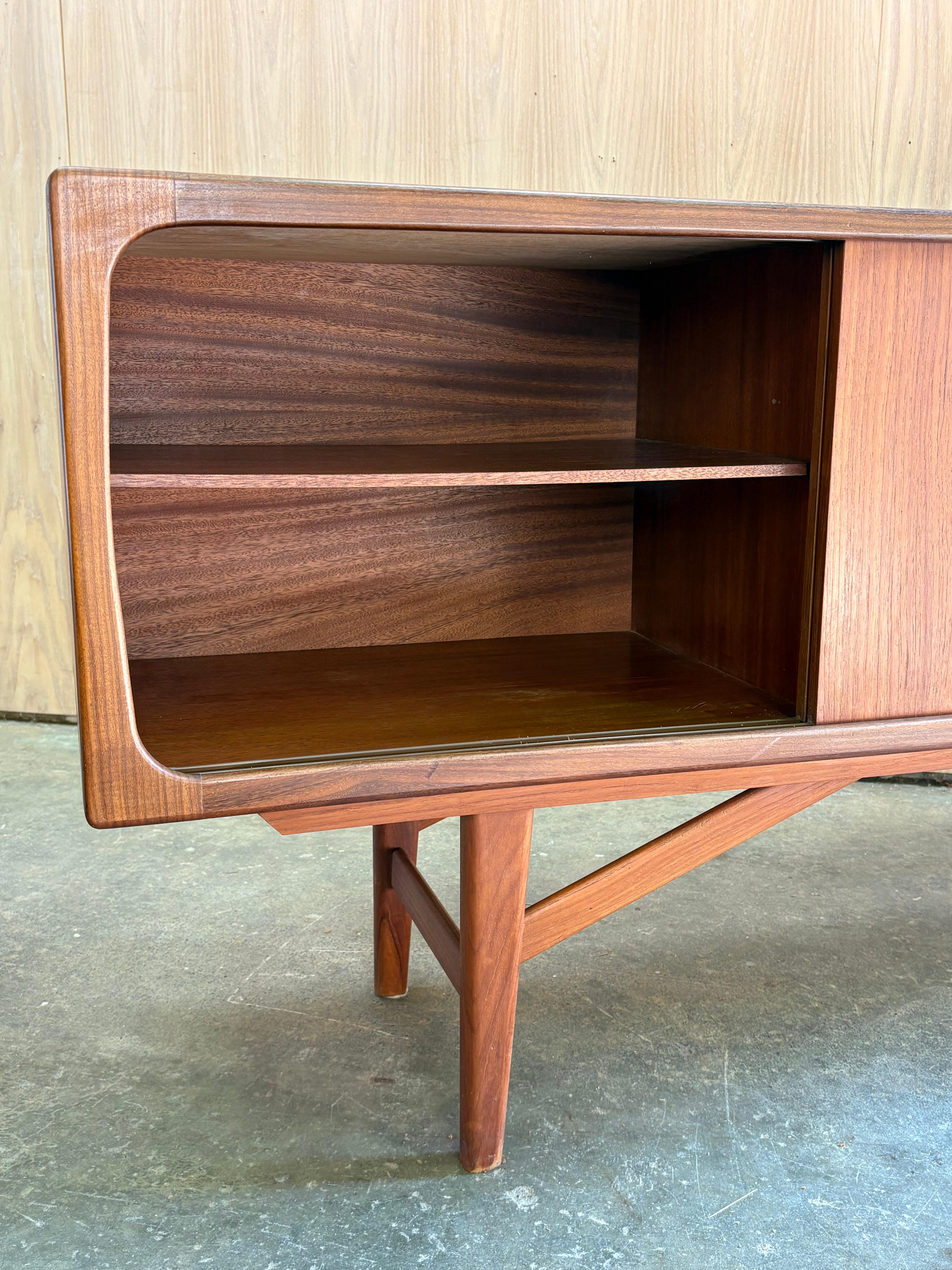 Mid-Century Modern Buffet scandinave en teck des années 1960  Crédence en vente