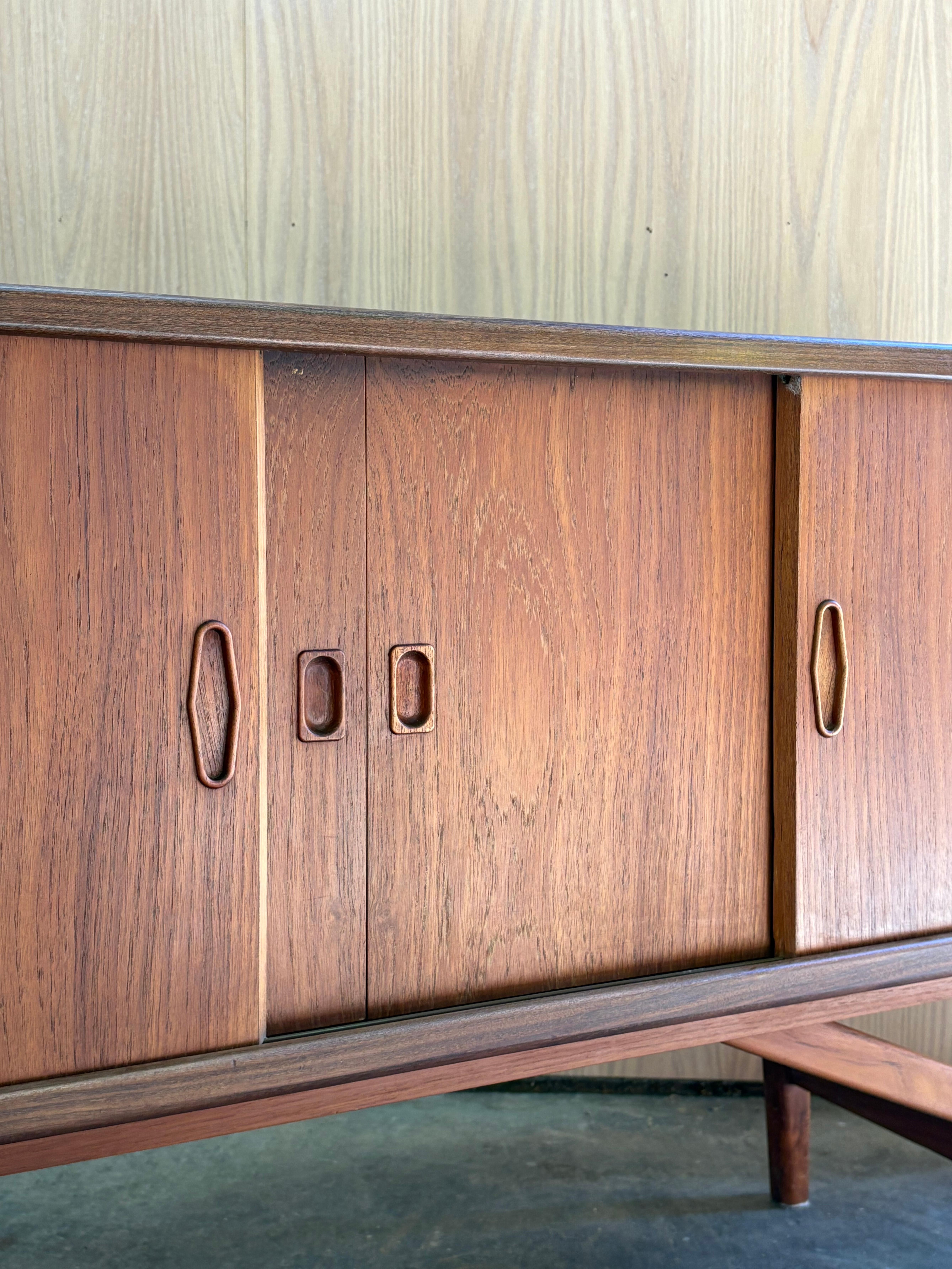 Buffet scandinave en teck des années 1960  Crédence Excellent état - En vente à Victoria, BC
