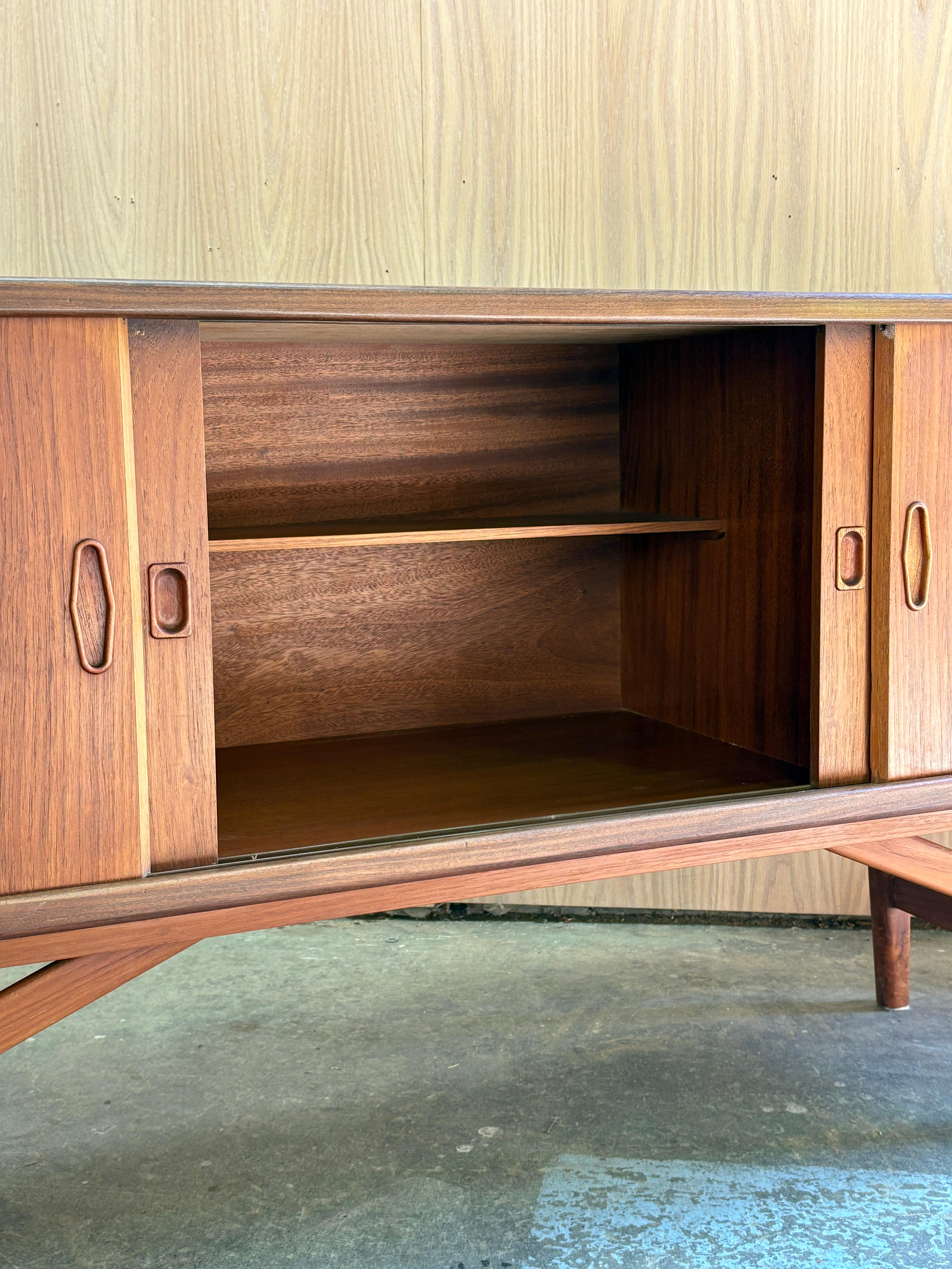 Milieu du XXe siècle Buffet scandinave en teck des années 1960  Crédence en vente