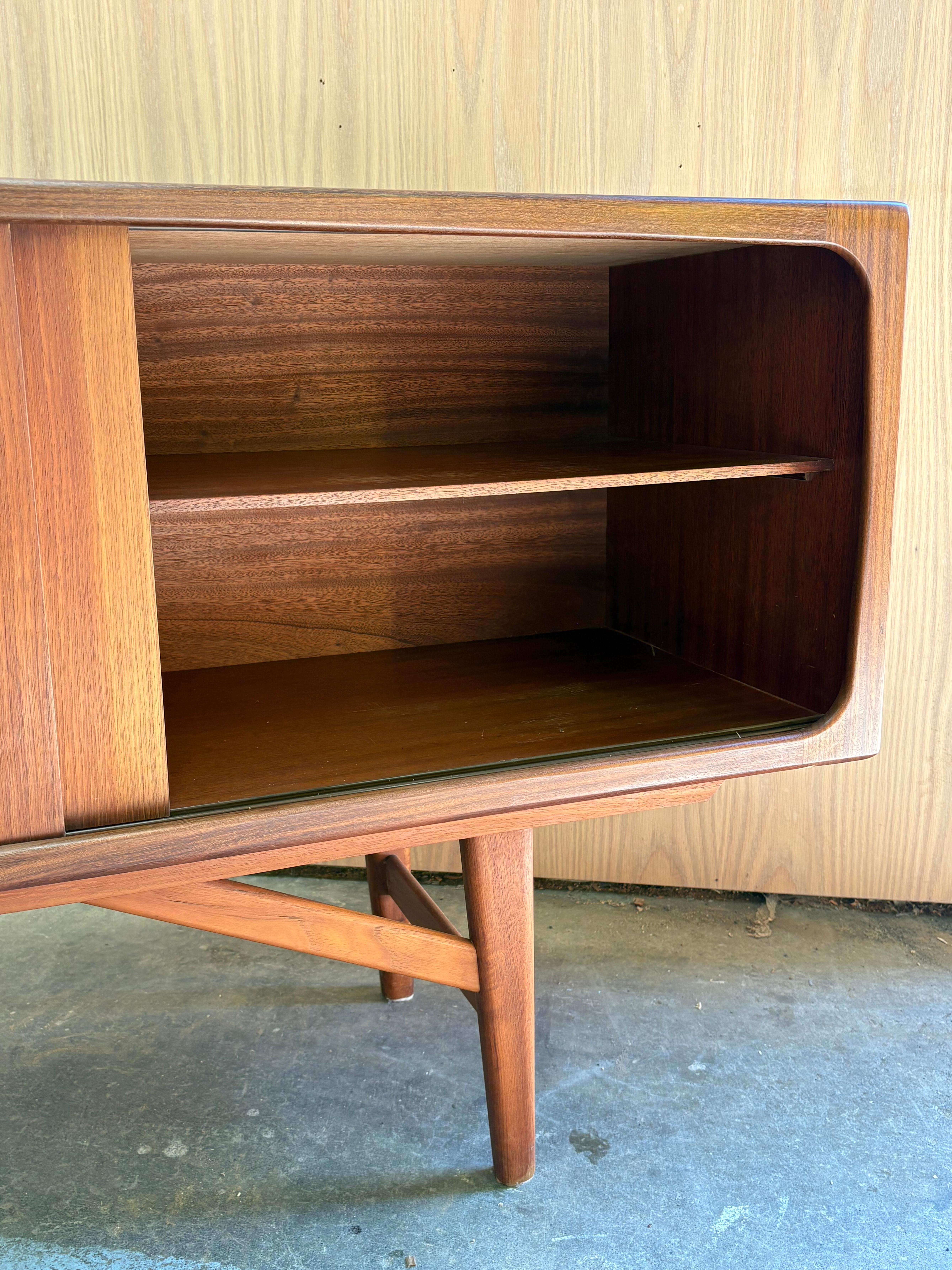 Teck Buffet scandinave en teck des années 1960  Crédence en vente