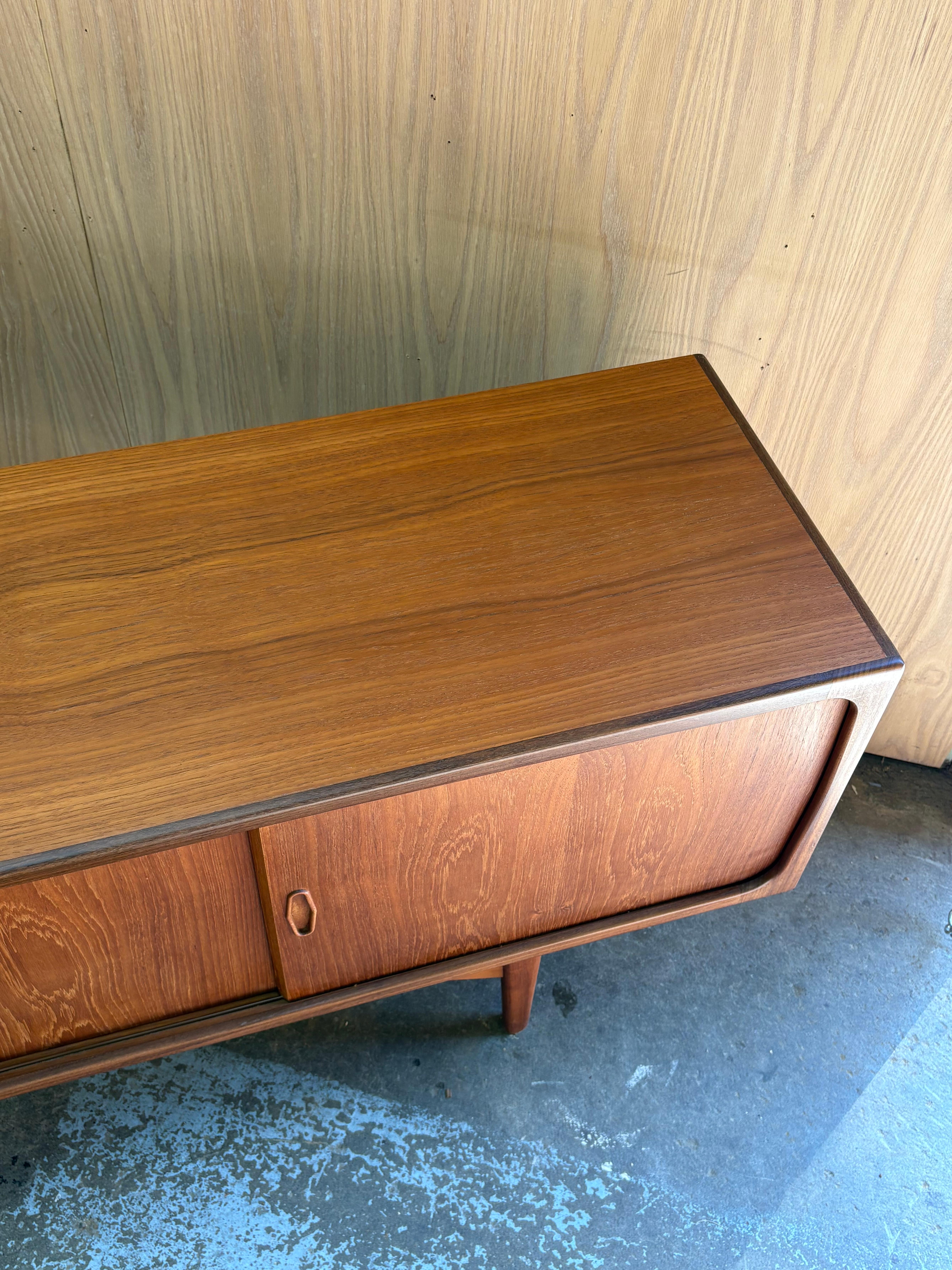 Buffet scandinave en teck des années 1960  Crédence en vente 1
