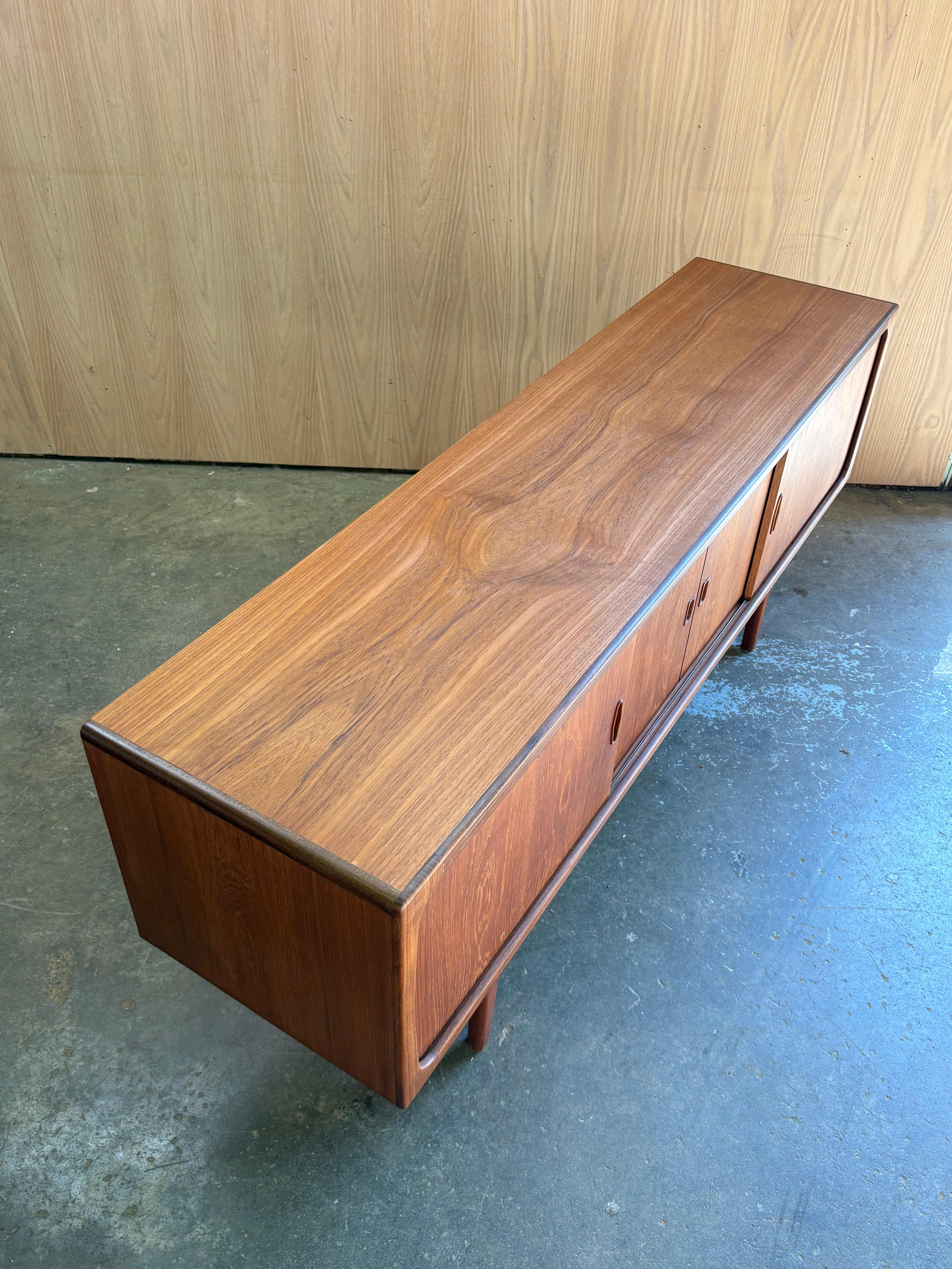 Buffet scandinave en teck des années 1960  Crédence en vente 2