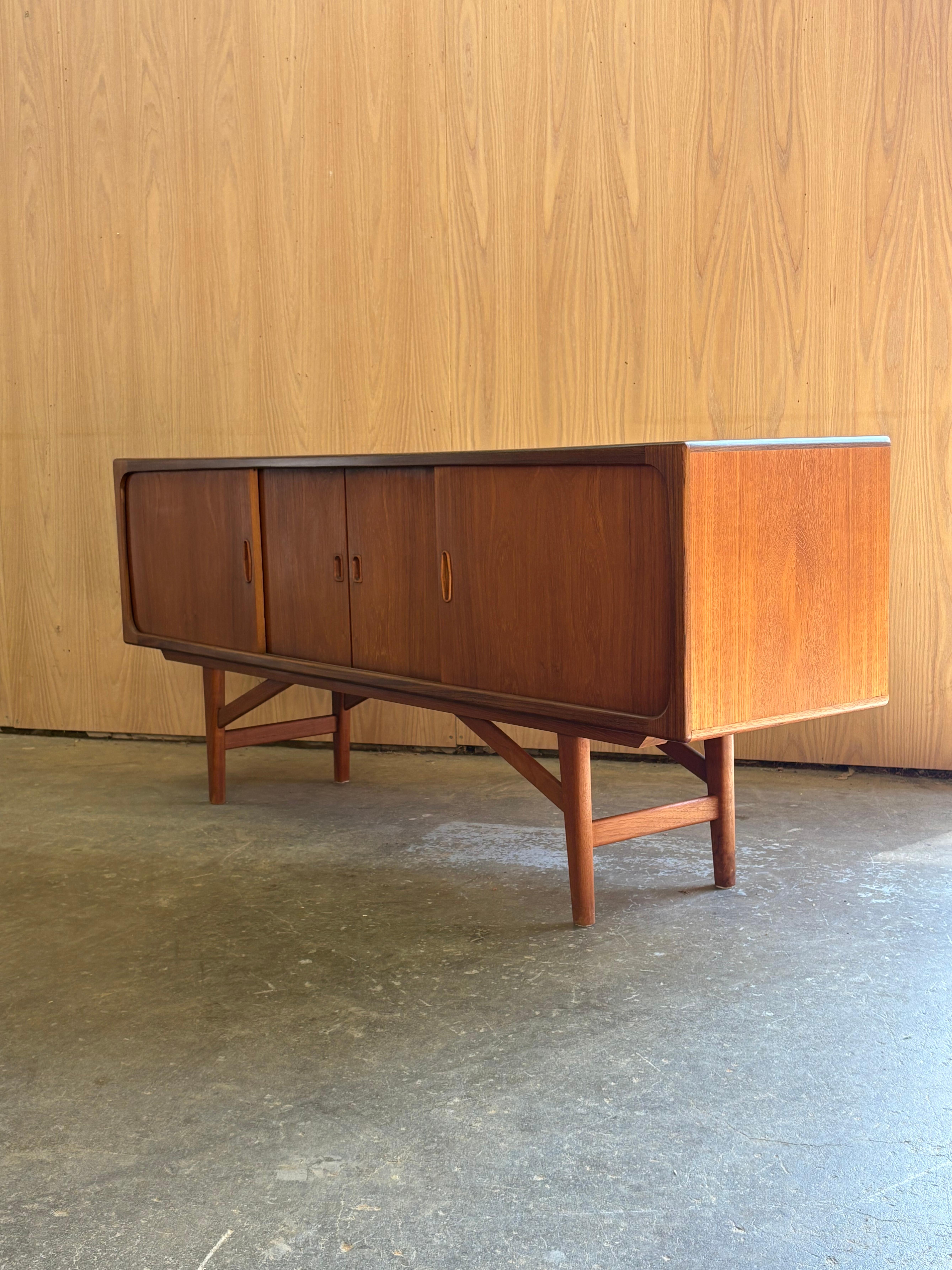Buffet scandinave en teck des années 1960  Crédence en vente 3