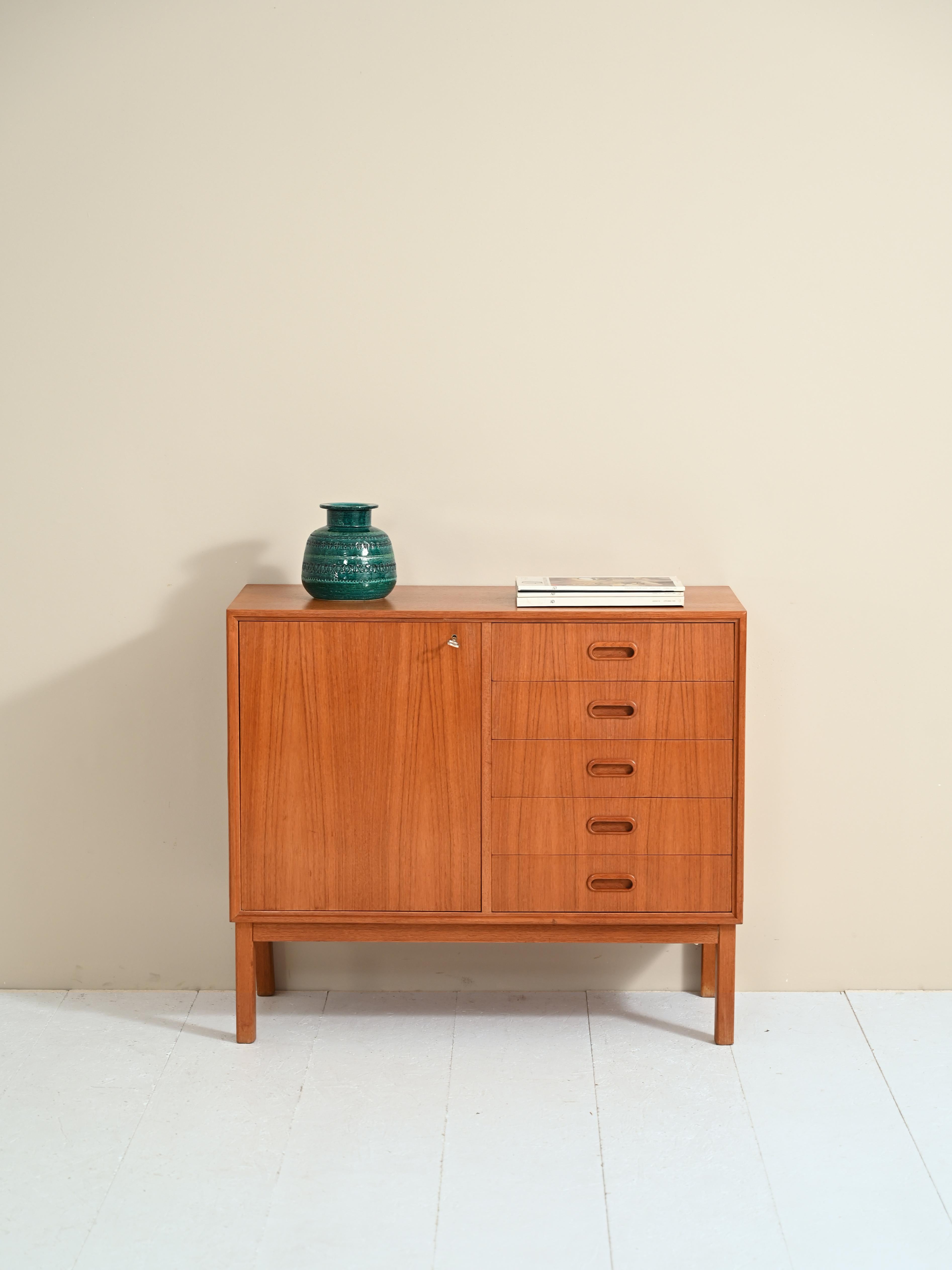 Small sideboard with drawers and storage compartment.
Peculiar piece of furniture of Scandinavian origin with typical shapes of the 1960s.
Inside the compartment is a shelf. The handle of the drawers is carved wood.
A versatile piece of furniture
