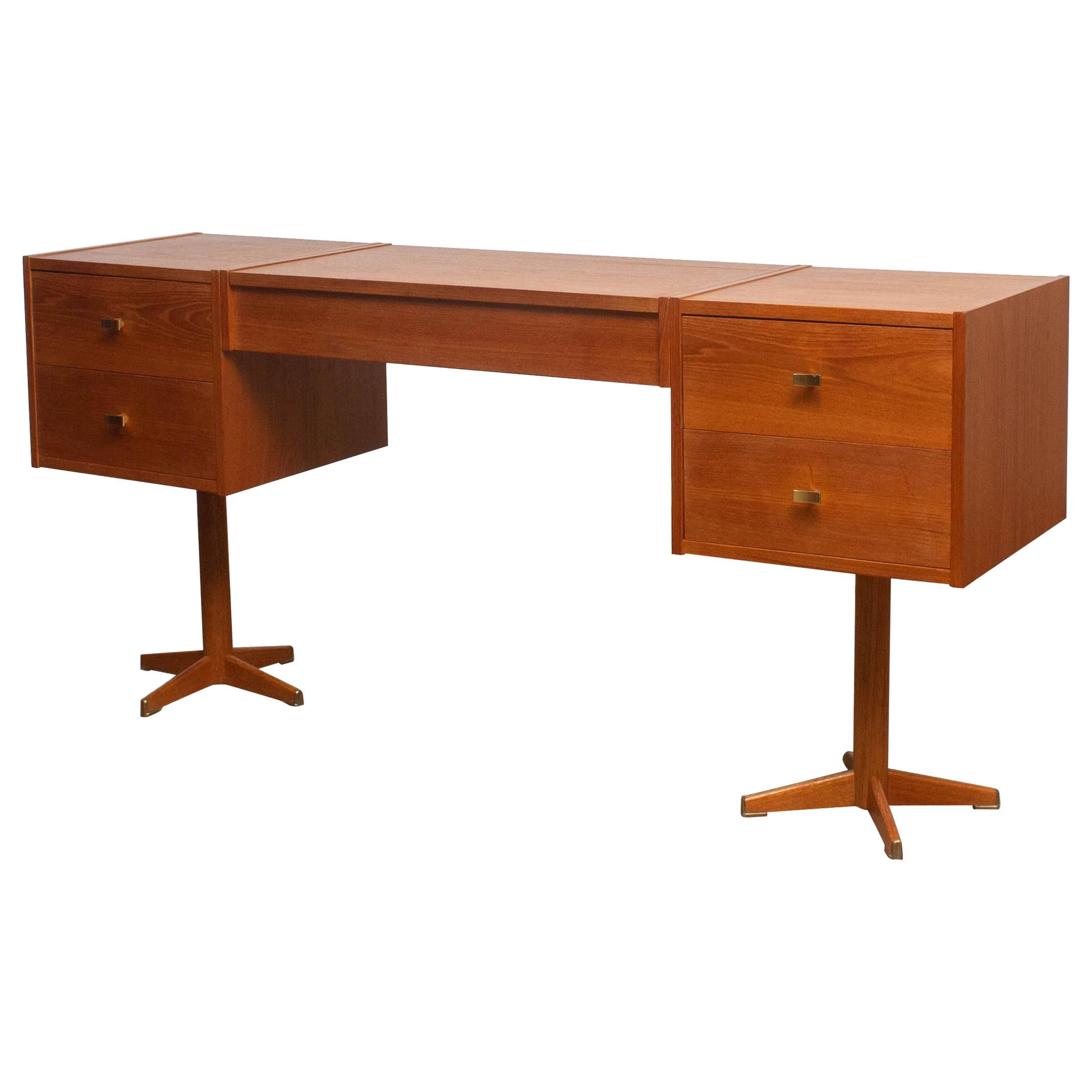 Beautiful vanity desk made in Scandinavian, Sweden.
This piece is in a very nice and good condition.
It is made of teak with four drawers with brass handles and in the top a flap with storage space and mirrors and hanging knobs.
The legs are